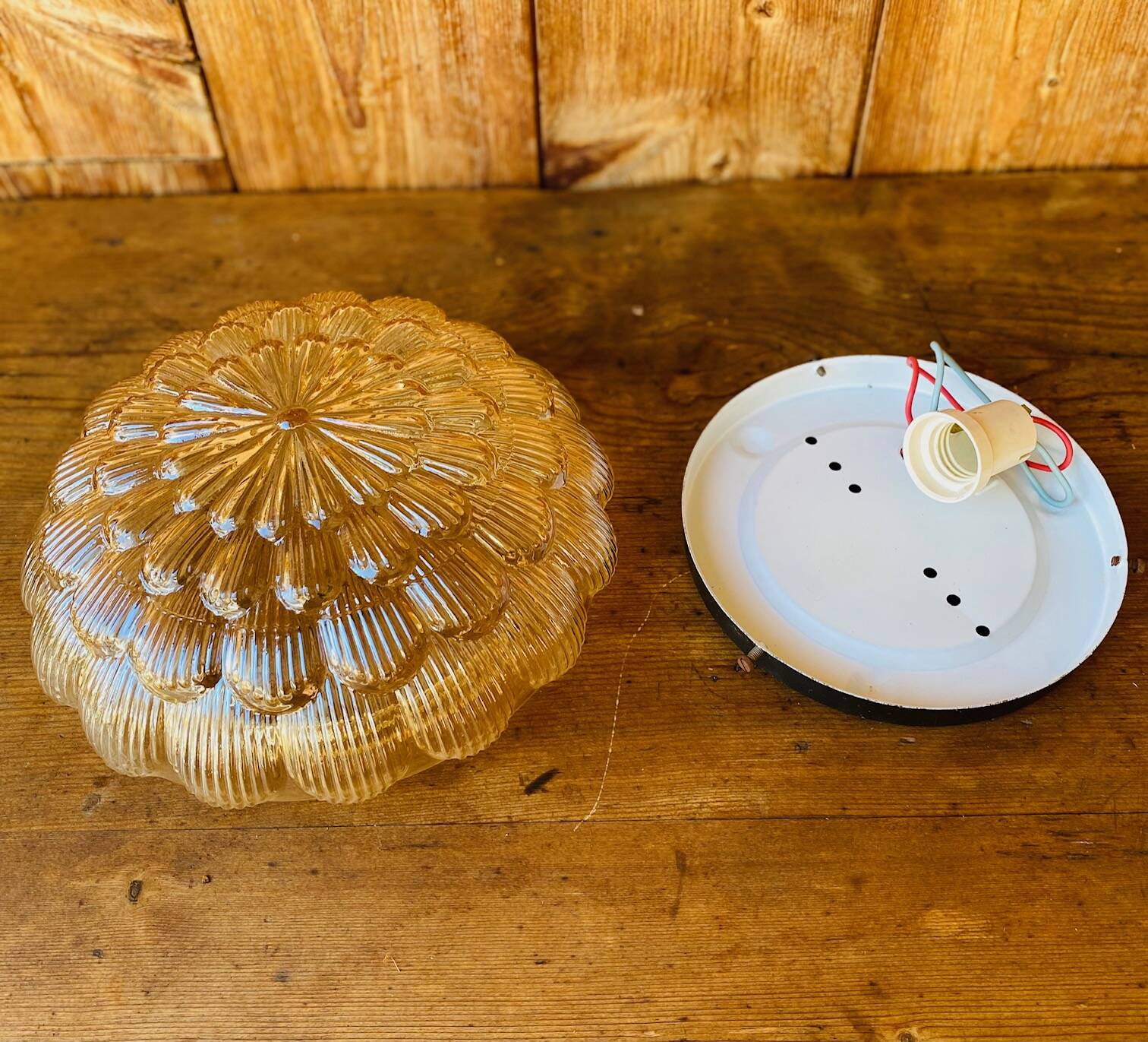 Plafonnier en verre moulé ambré vintage.