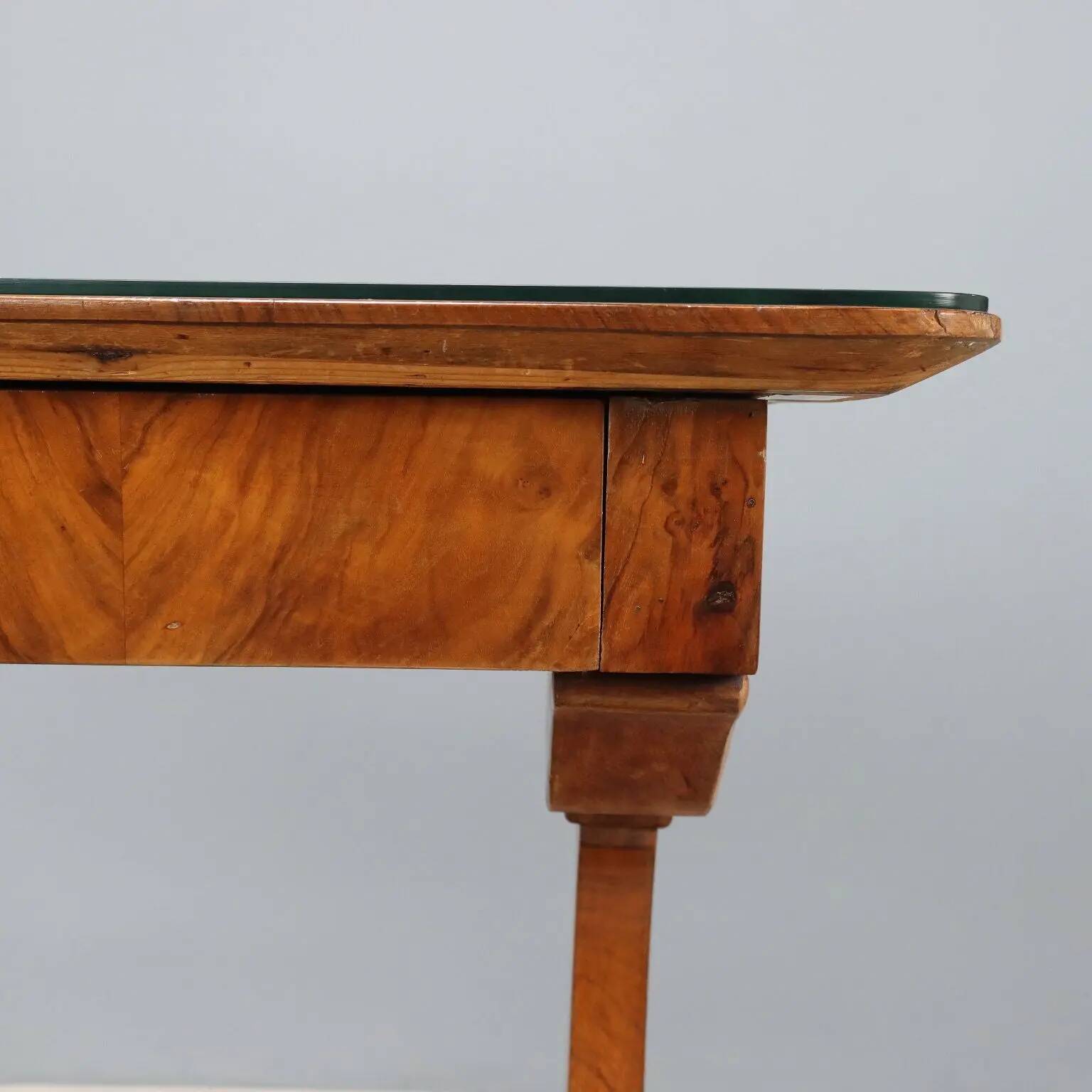 Antique Biedermeier desk in walnut, Austria, mid-19th century.