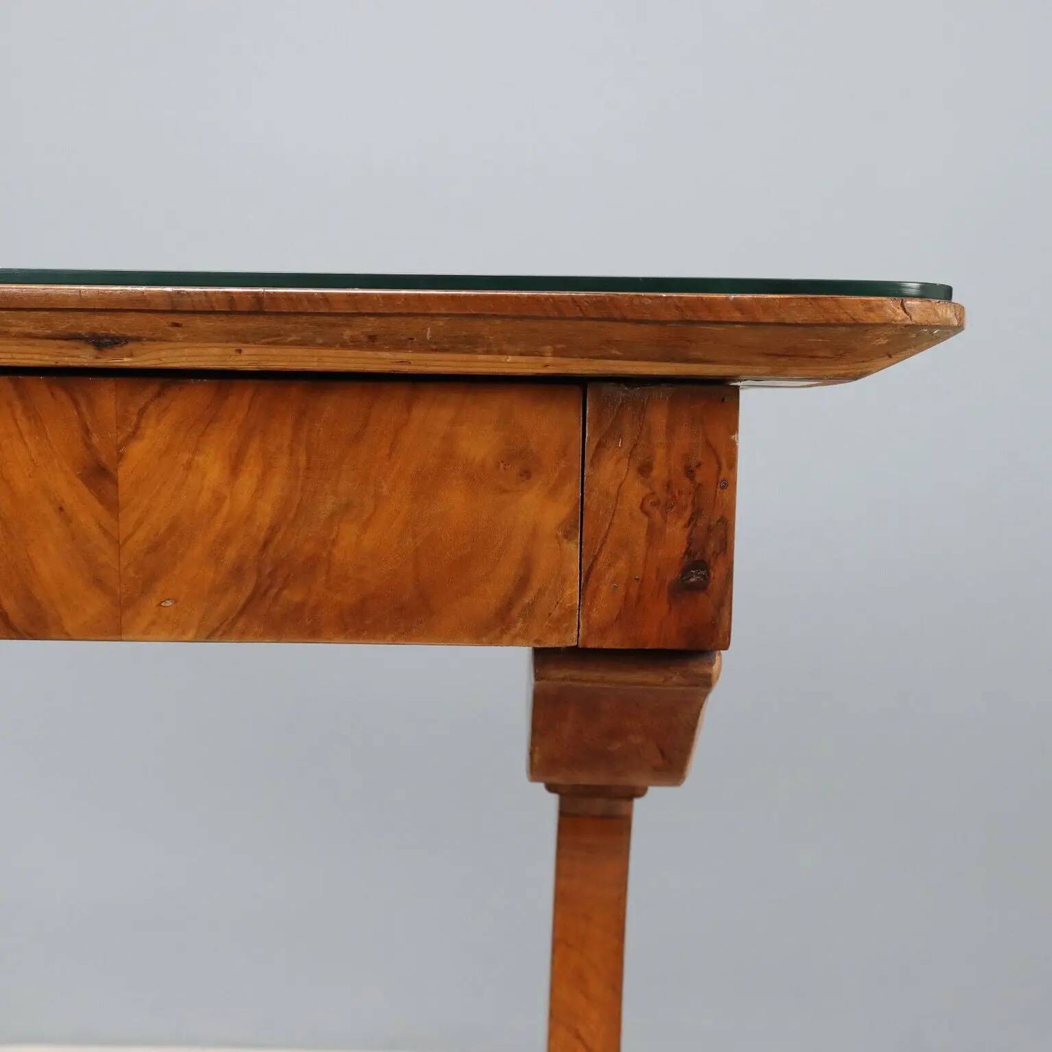 Antique Biedermeier desk in walnut, Austria, mid-19th century.