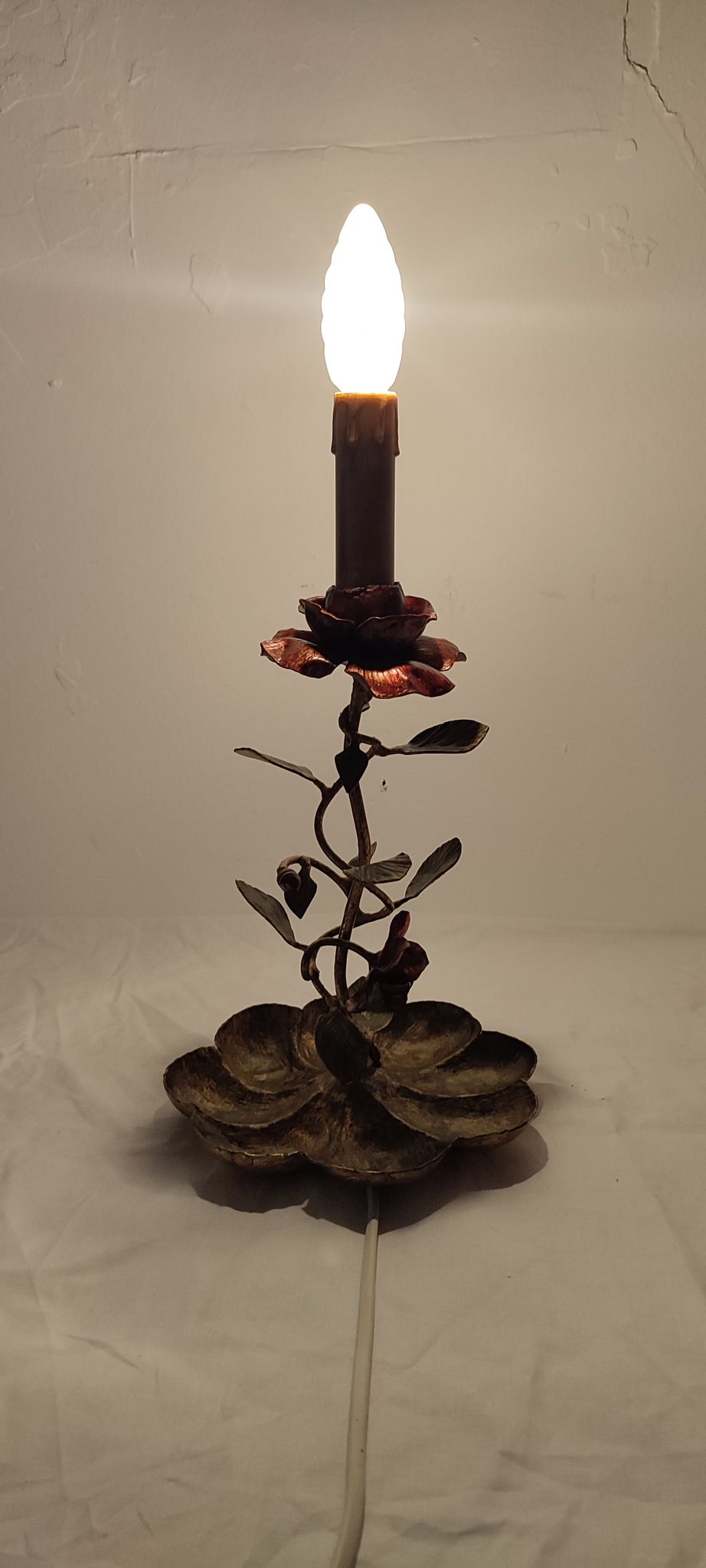 Wrought iron table lamp and gold leaf. France, 1950