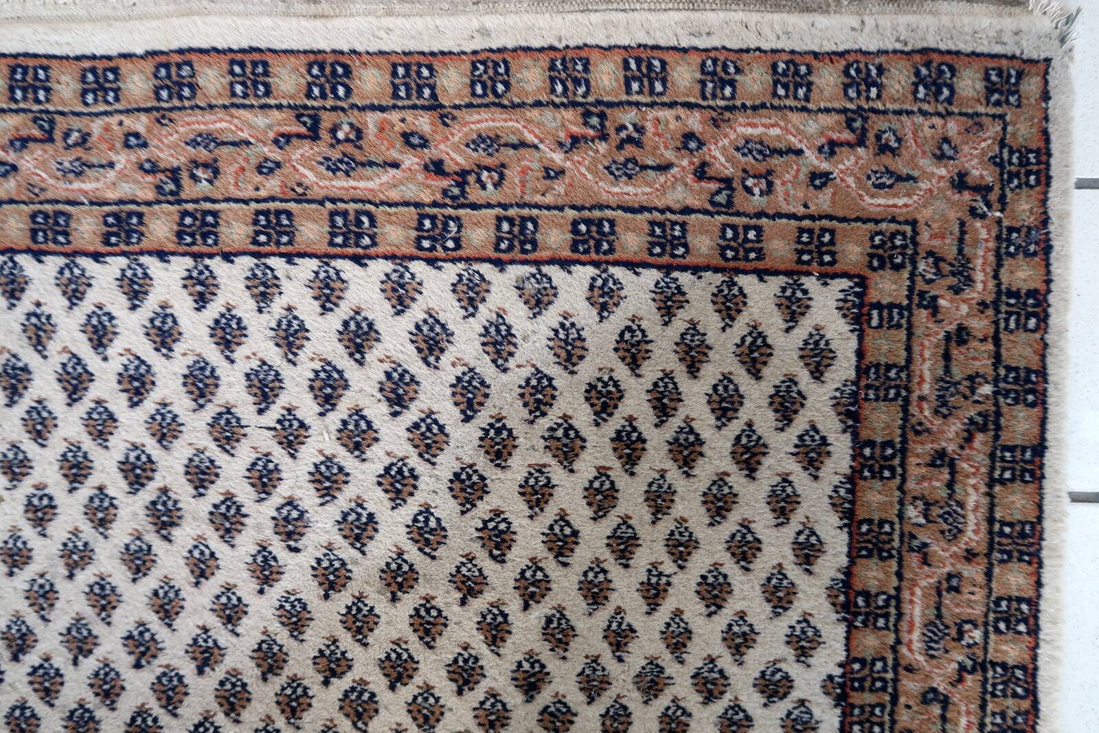 Tapis vintage indien Seraband fait main en laine – 89 x 160 cm – 1970s