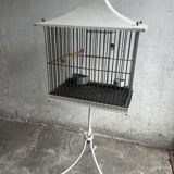 Cage à oiseaux style pagode, milieu du siècle, sur support — métal blanc et noir avec détails en laiton