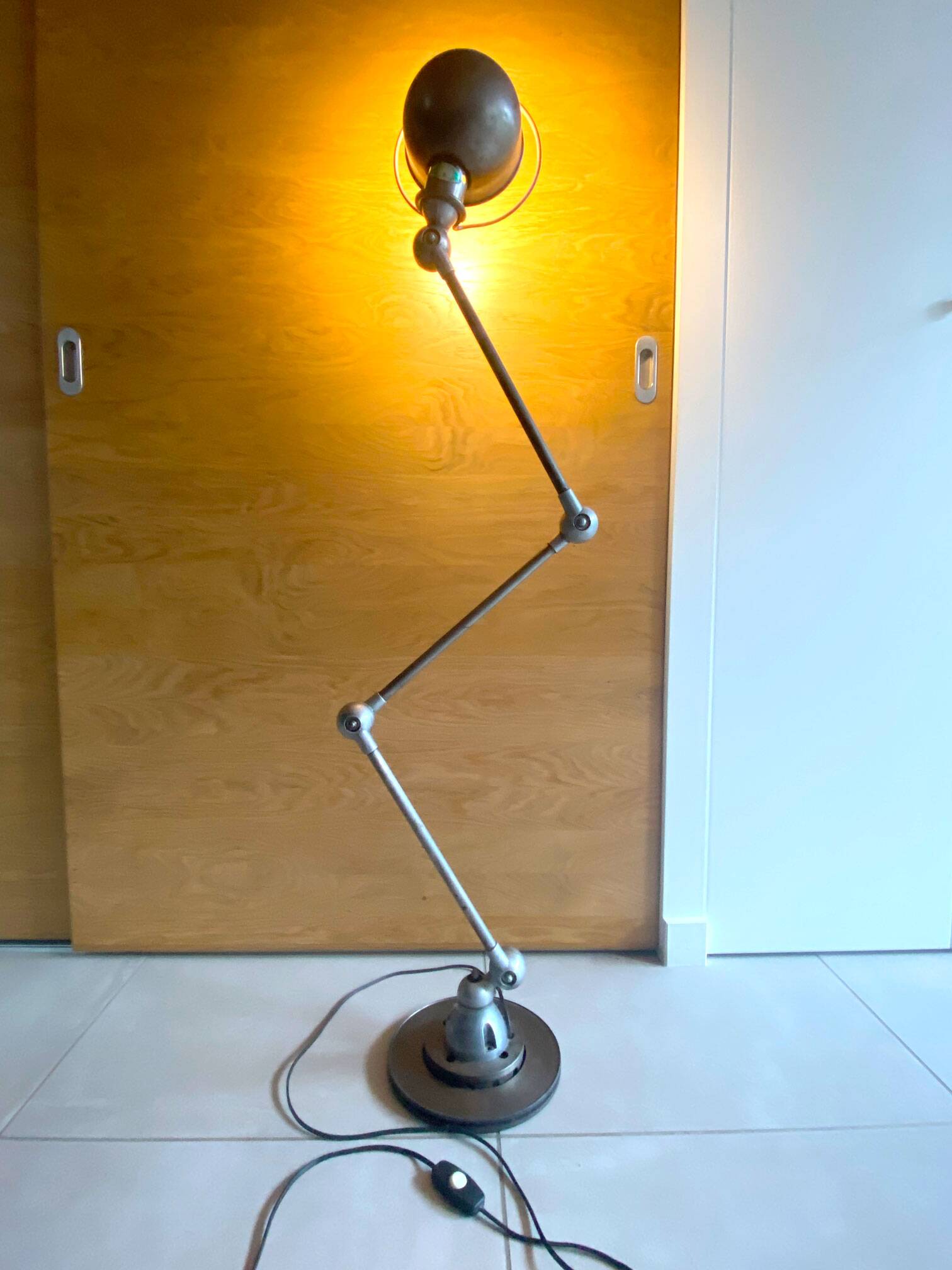 Jieldé lamp with 3 arms, 40cm on a stand.