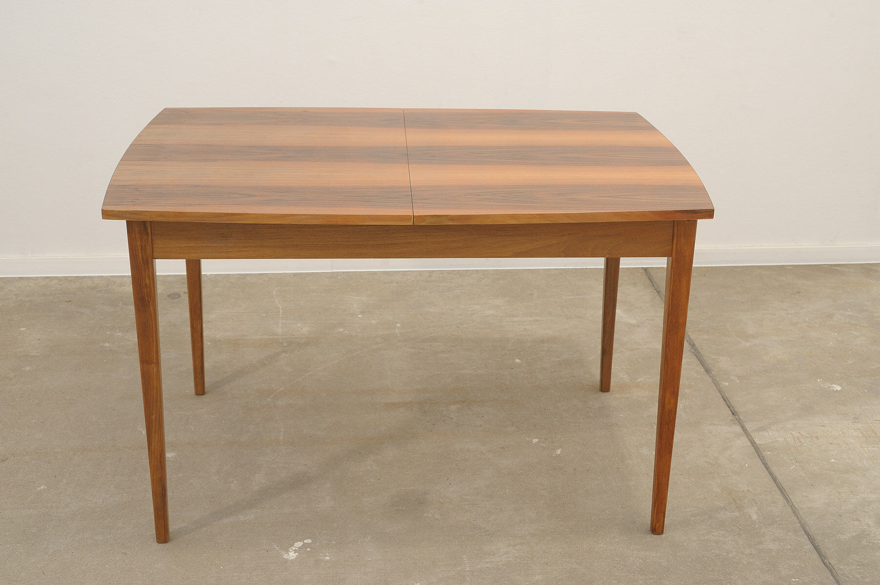 Table à manger pliante en noyer entièrement rénovée, années 1970, Tchécoslovaquie