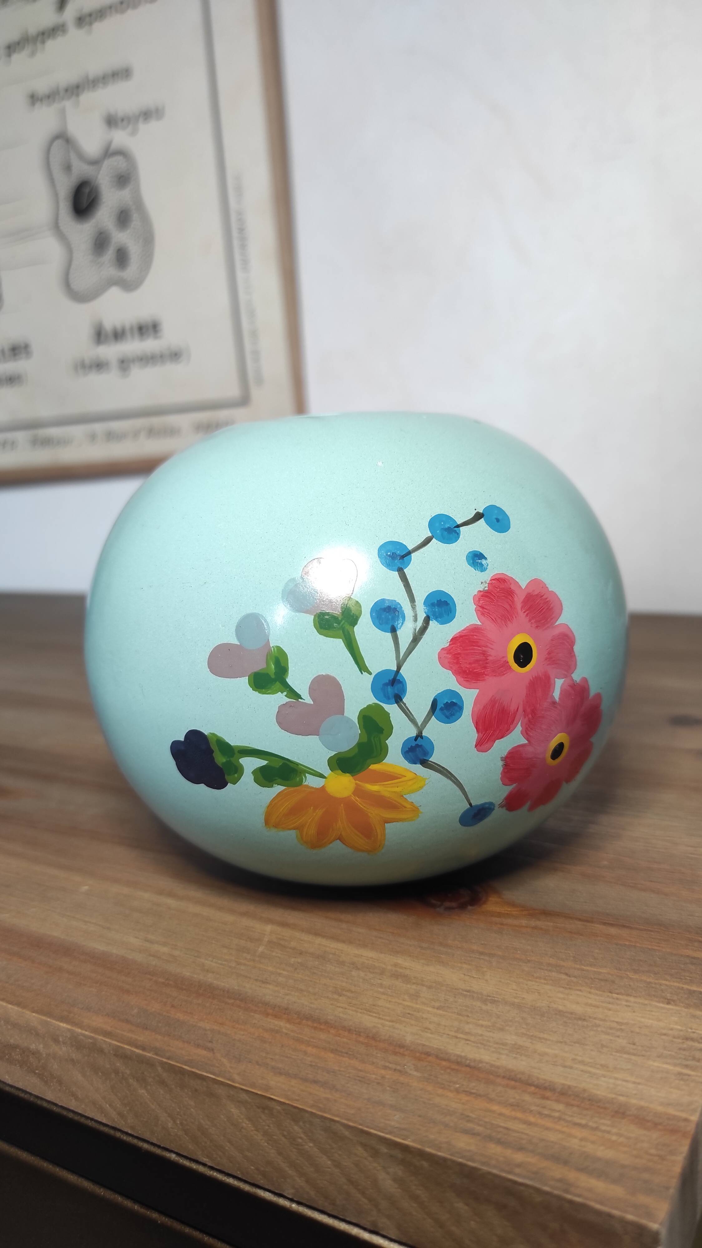 Floral candle holder in enamelled metal