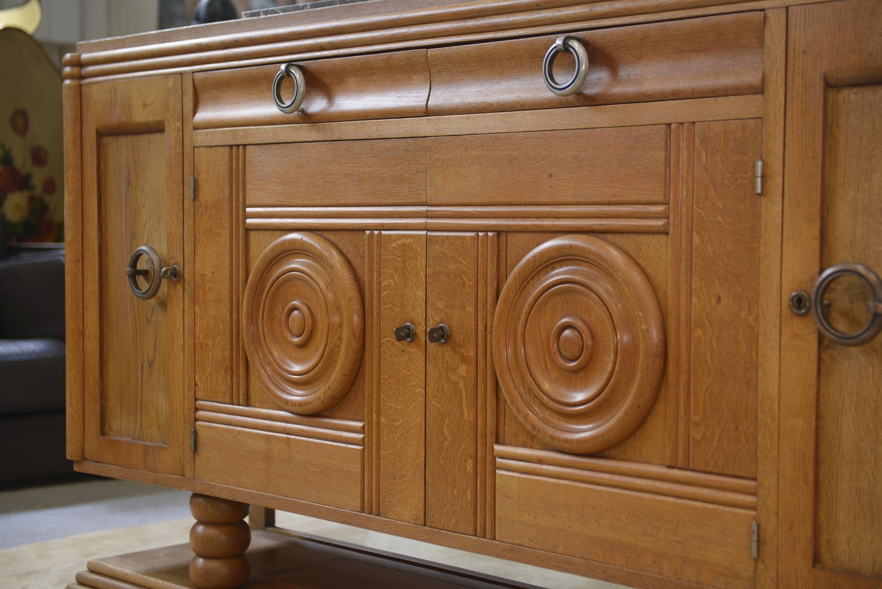 Buffet en chêne dans le goût de Charles Dudouyt 1930’s