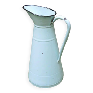 Ancien broc en tôle