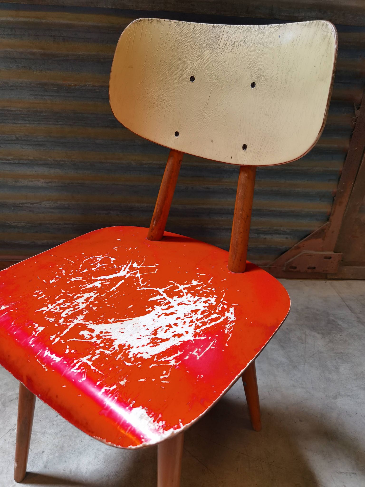 Chaise en bois rouge ton  1960