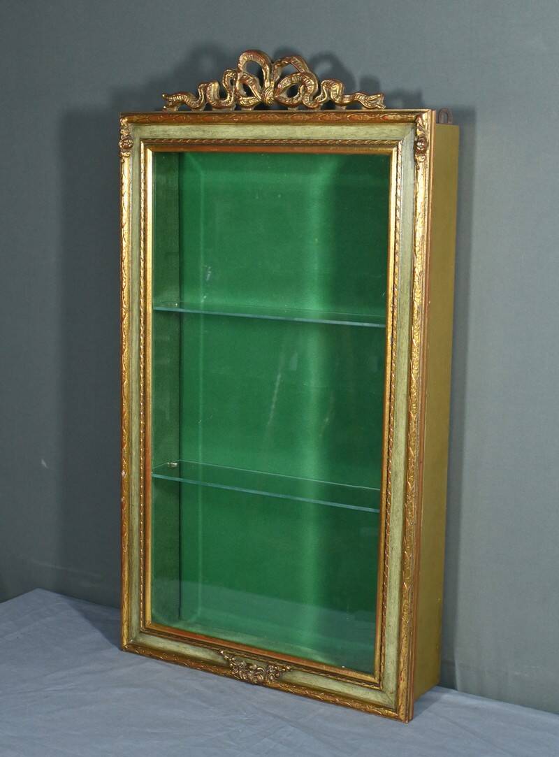 Vitrine Murale en Bois Doré – Milieu XXe