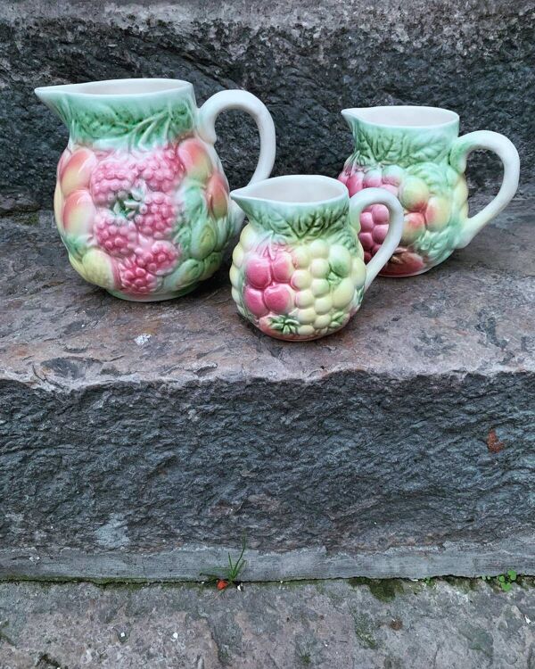 Série de pichets en barbotine