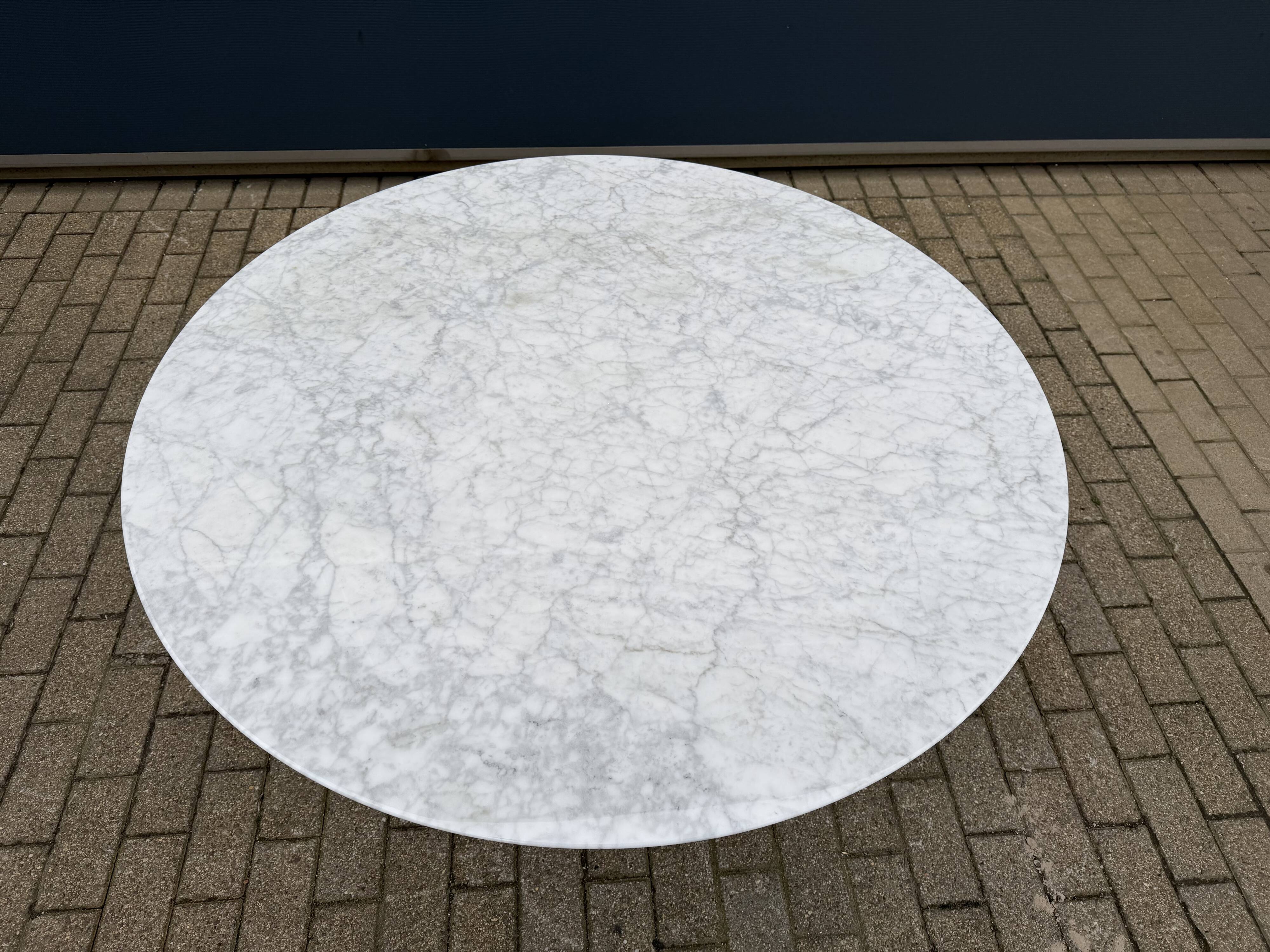 Original Knoll Tulip dining table in Carrara marble (120cm)