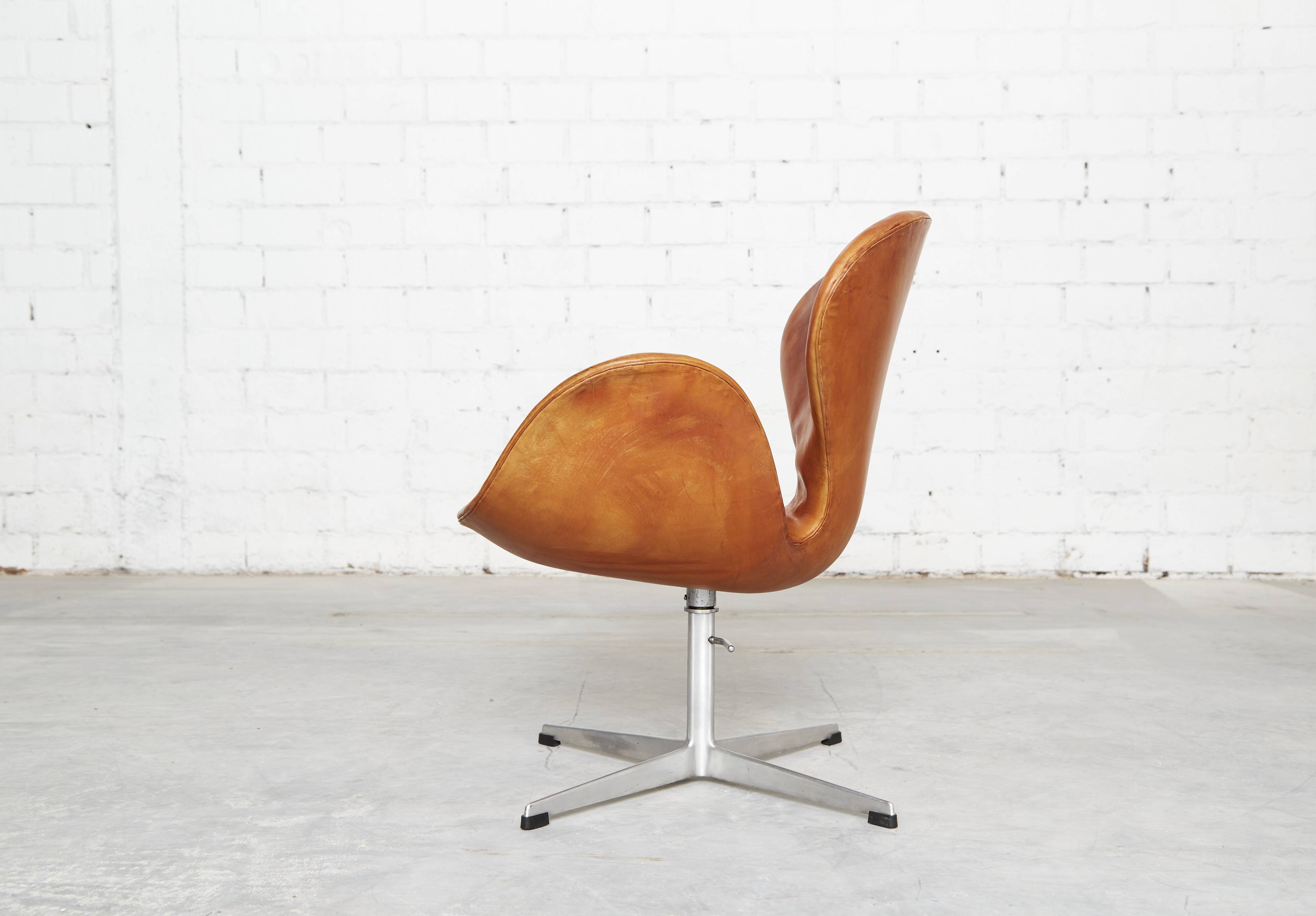 Swan Chair by Arne Jacobsen for Fritz Hansen