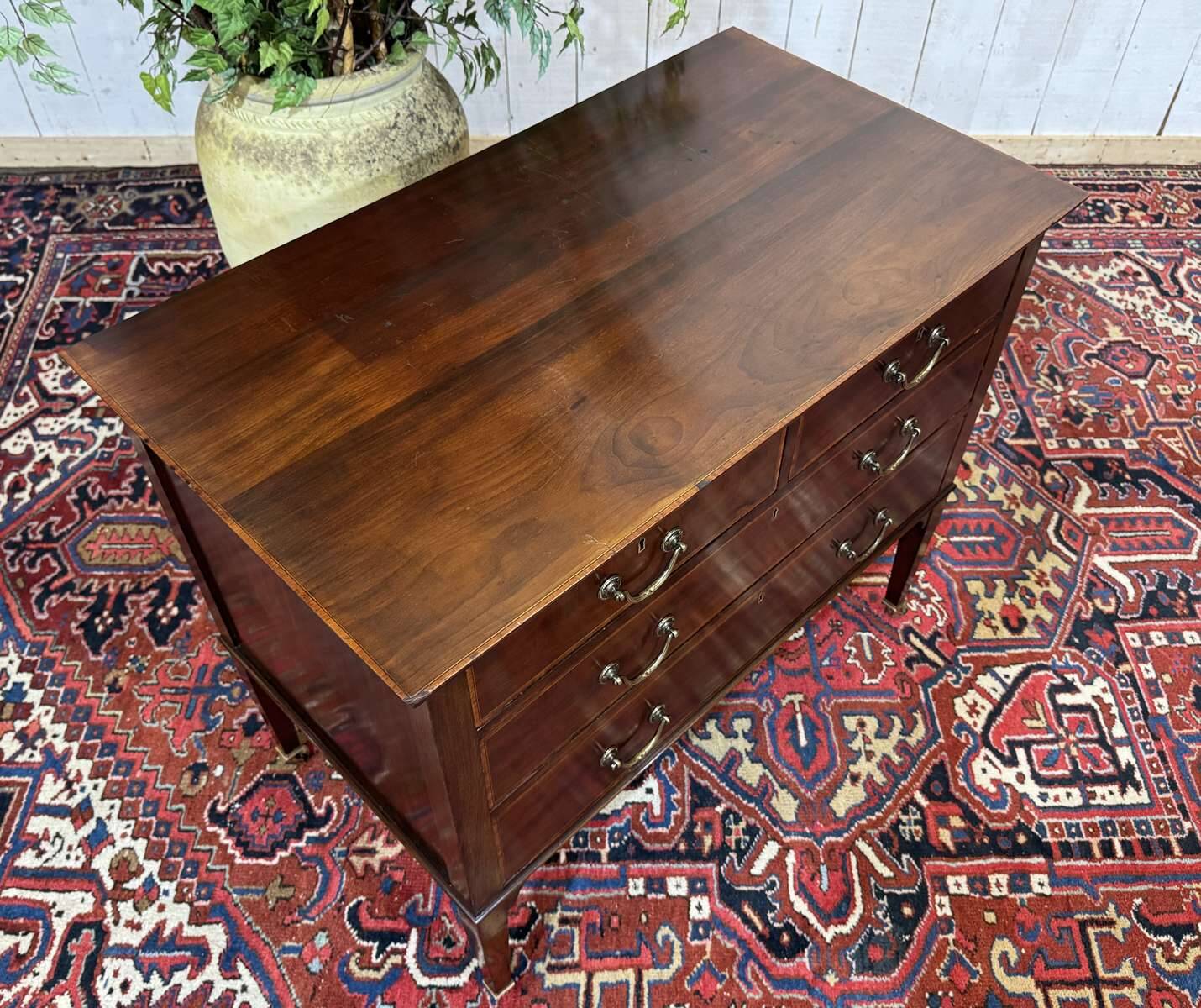 Commode anglaise en acajou et chêne, début XXème
