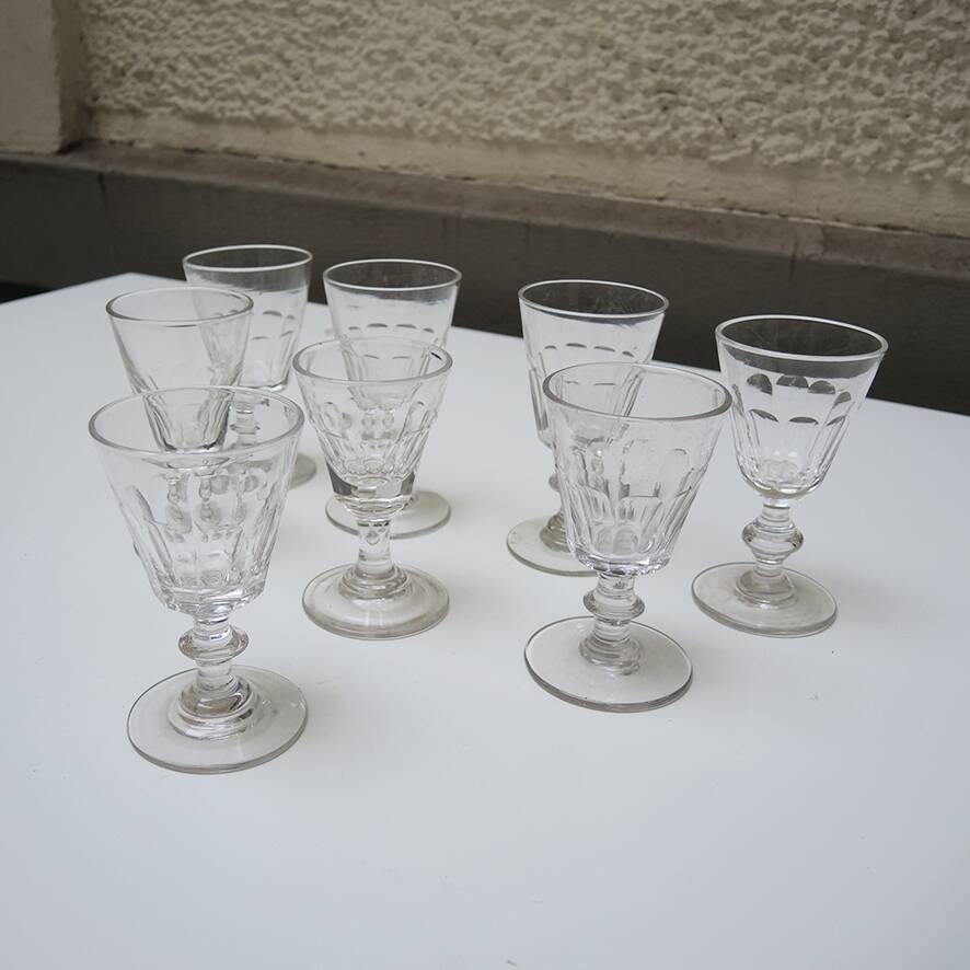 8 anciens verres à pied en cristal de style Caton