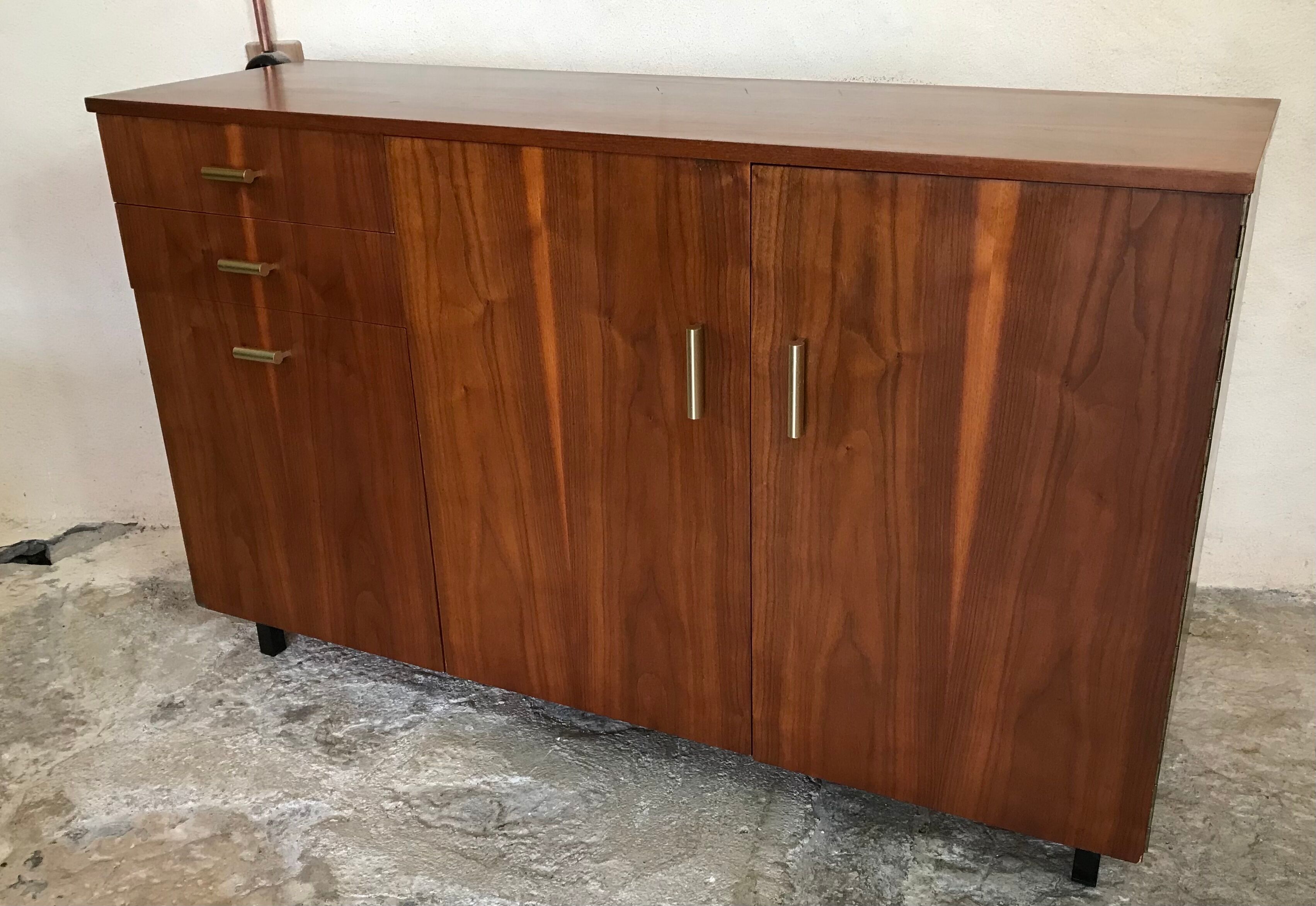 Vintage enfilade 1960-1980's blond walnut veneer handles brass