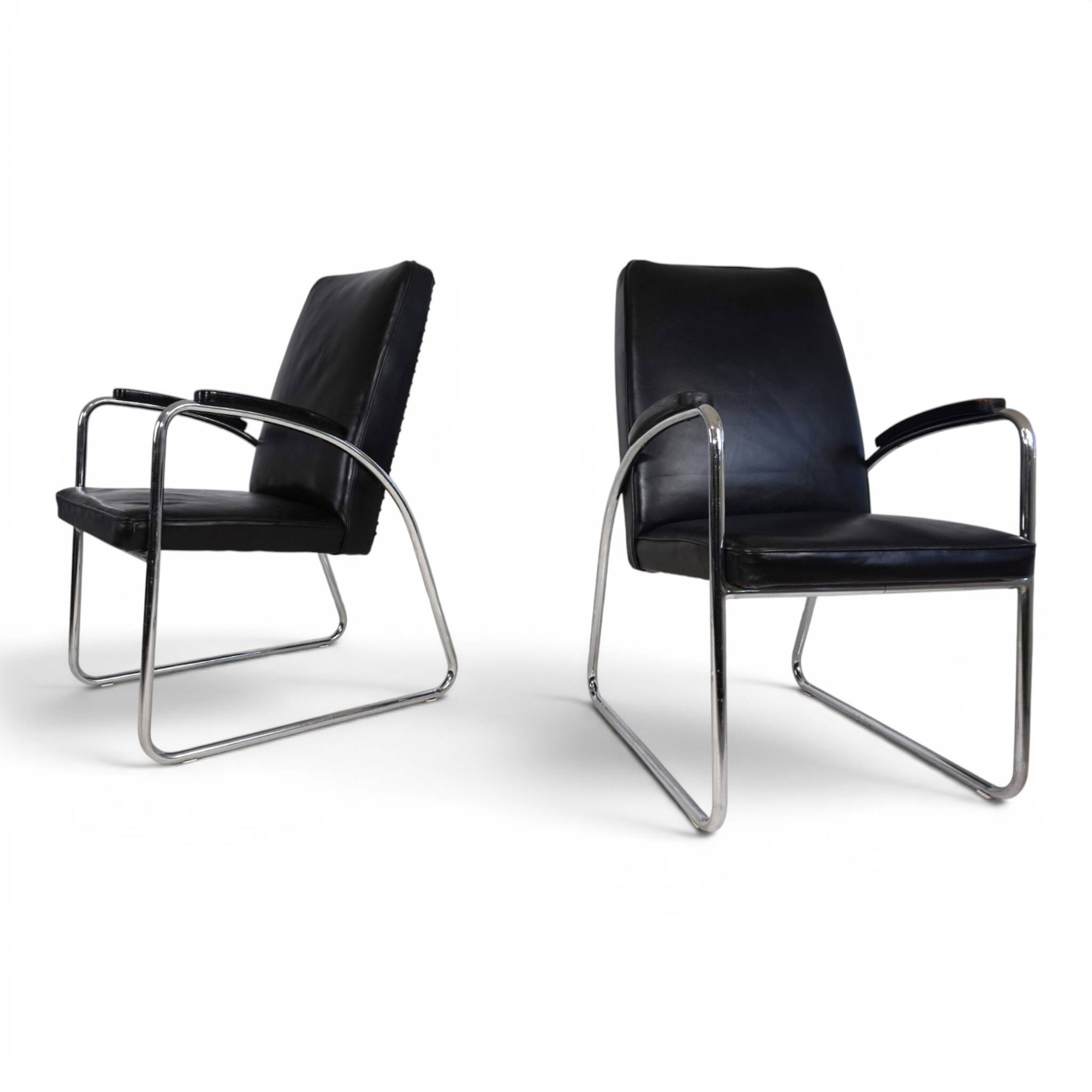 Set of 2 tubular steel Bauhaus Streamline leather armchairs, 1930.