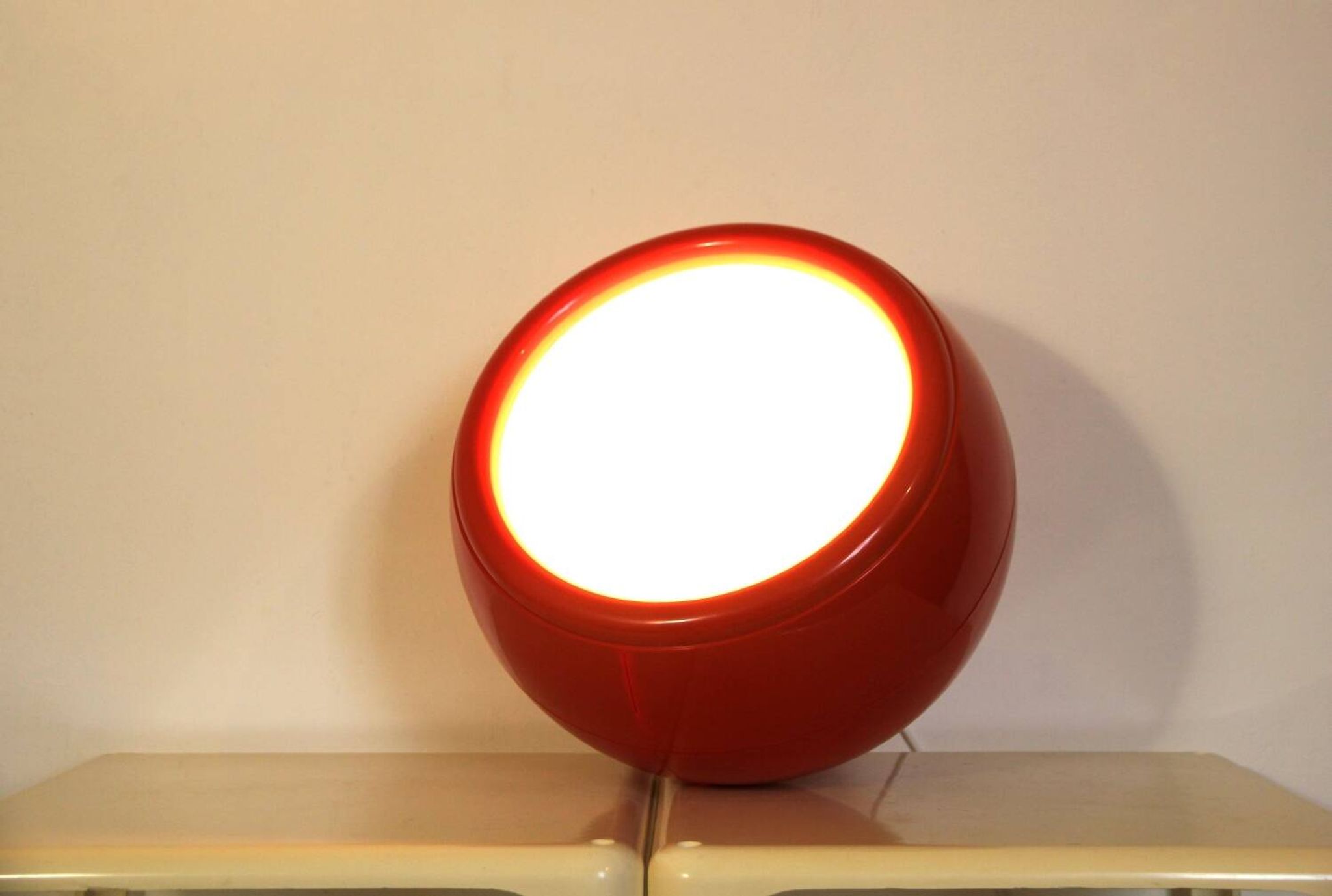 Lampe Artemide Pallade rouge, années 70