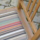 Chaise en bois et toile rayée
