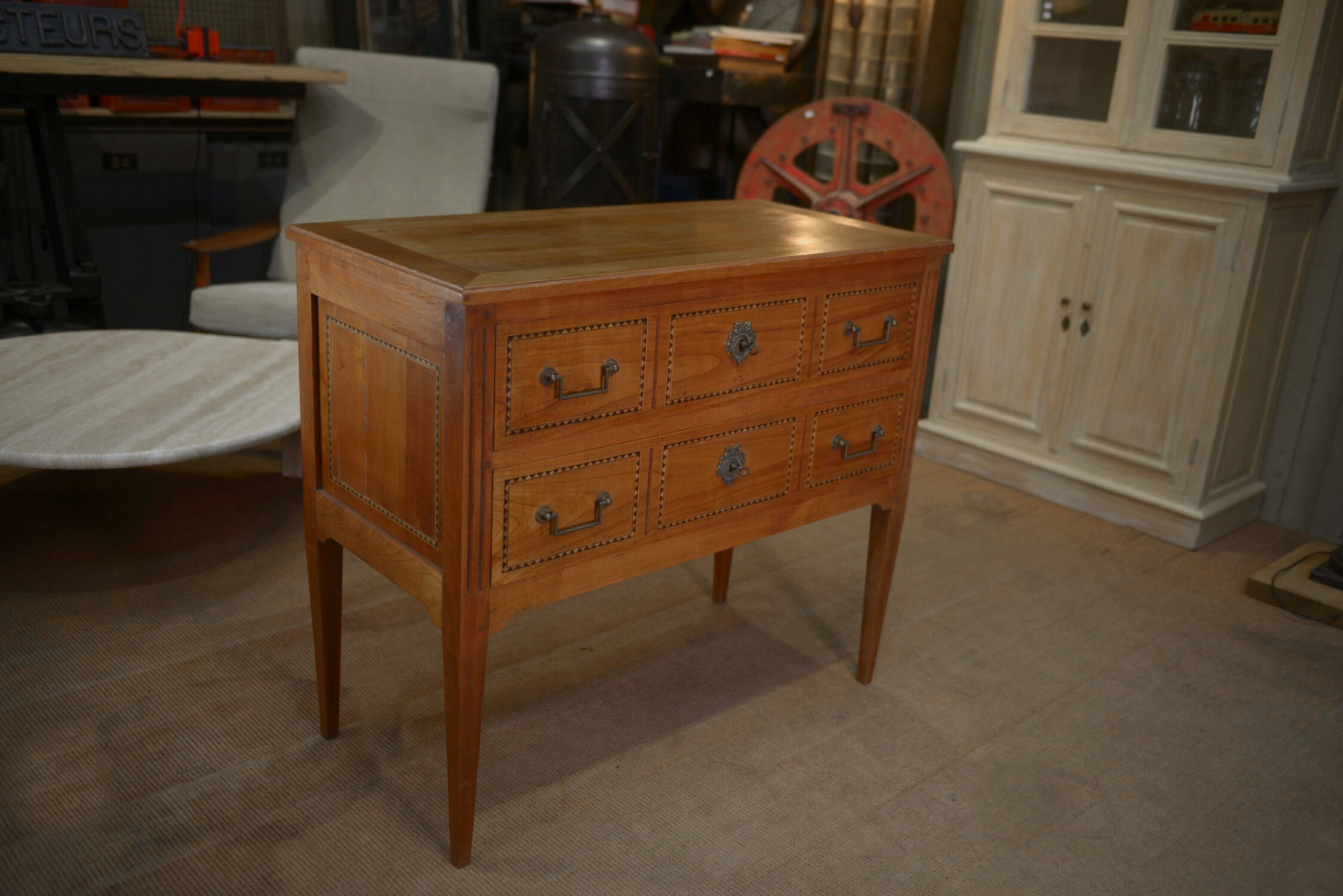 Commode de style Louis XVl en merisier 2 tiroirs estampillée Lechevalier. P.