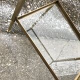 Table néoclassique en laiton avec étagères en verre circa 1950