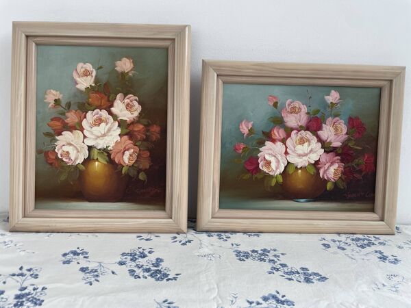 Paire d’huiles sur toile signées Robert Cox, natures mortes florales