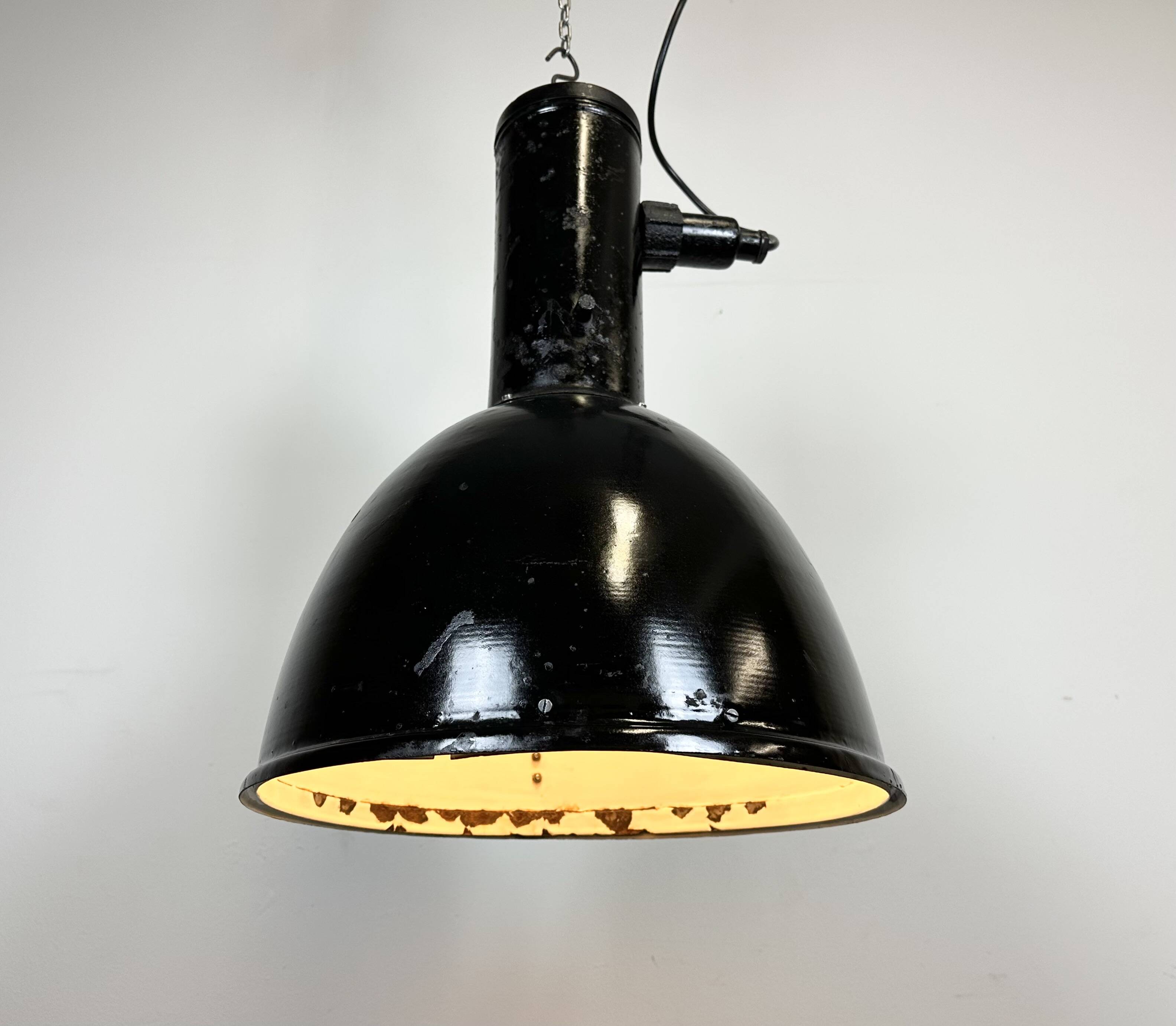 Suspension industrielle en émail noir, 1950s