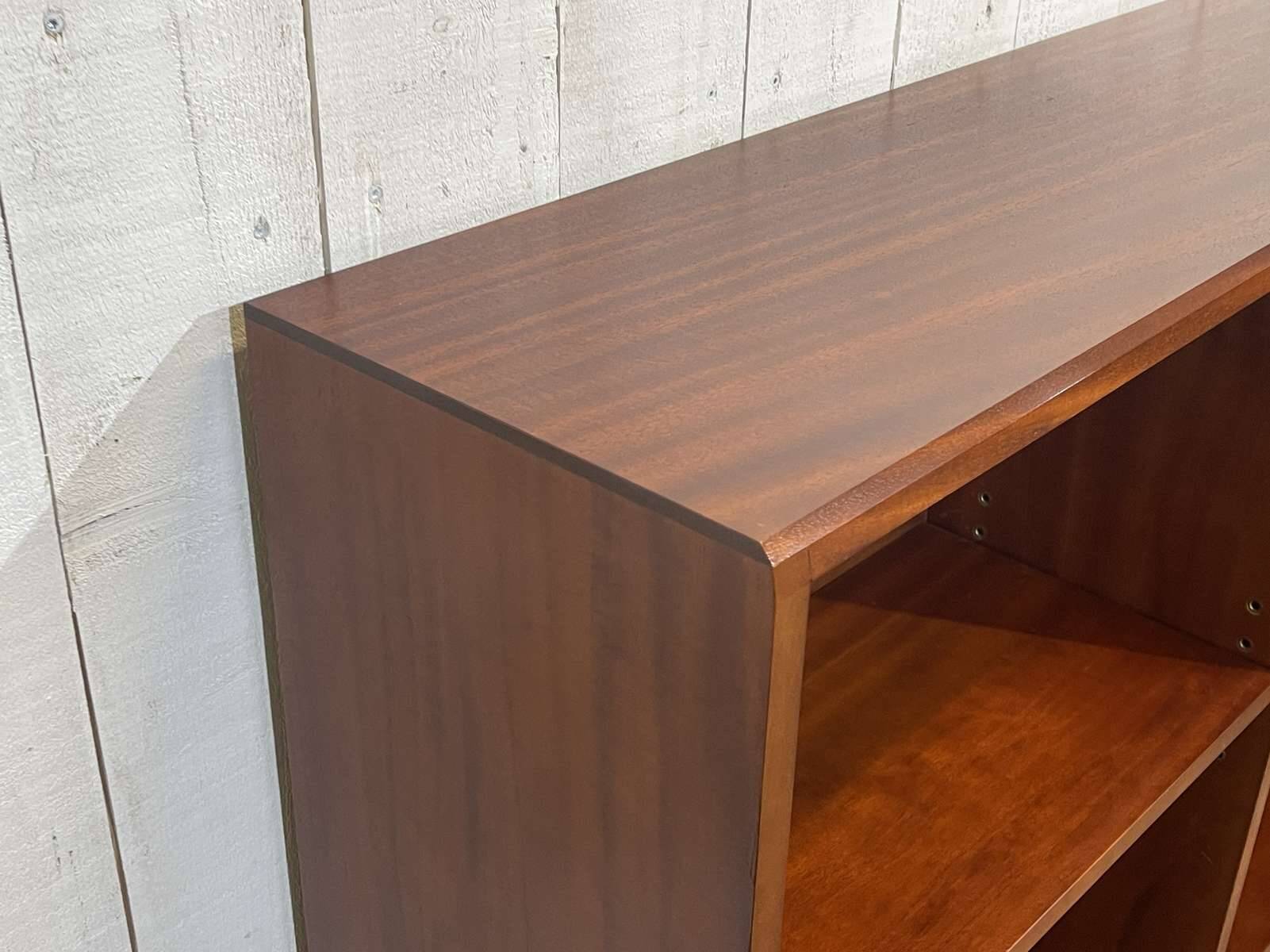 Etagère anglaise en acajou, fabrication moderne des années 1990