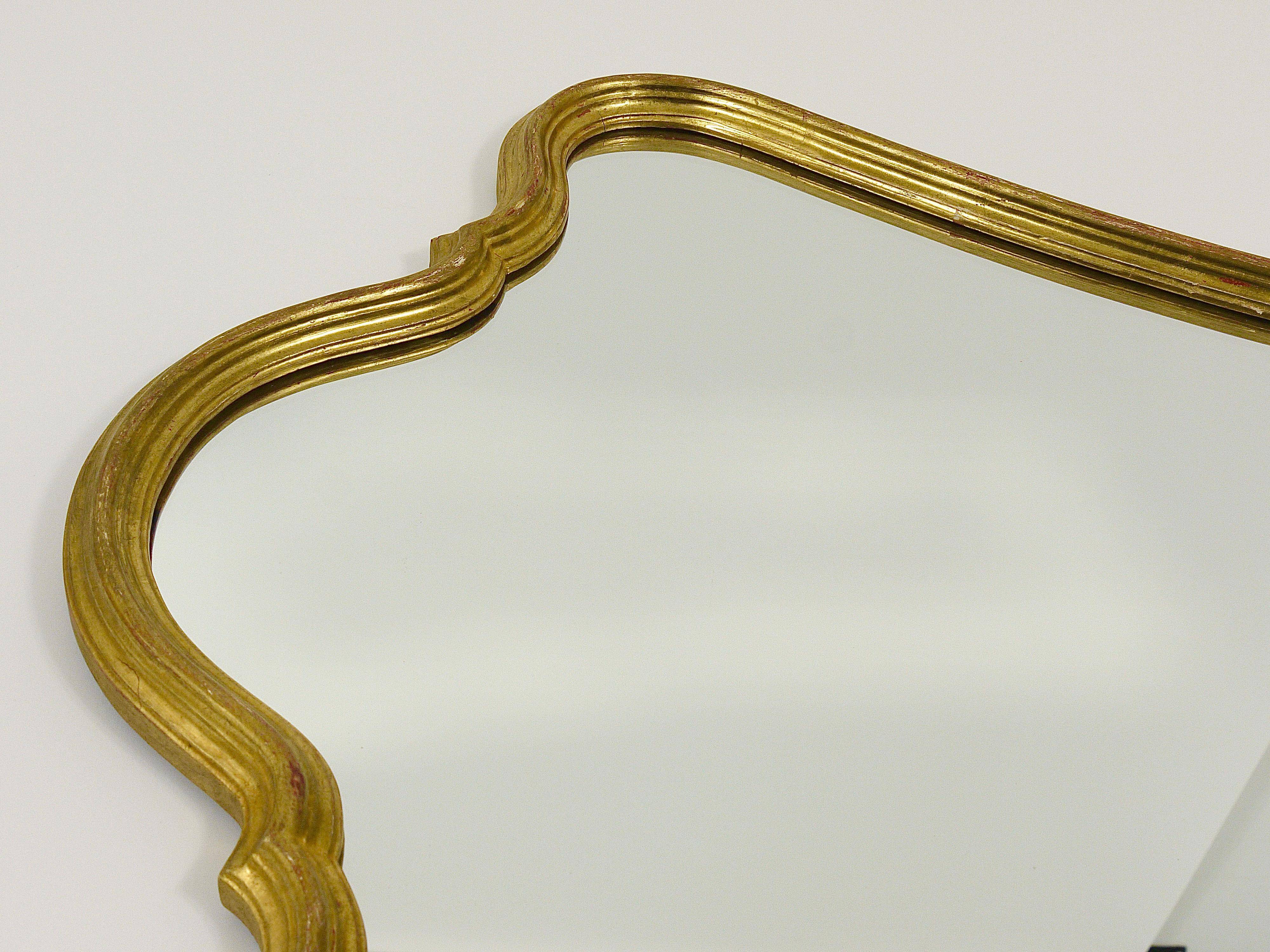 Curved wall mirror in gilded wood Chelini Firenze, mid-century, Italy, 1950s.