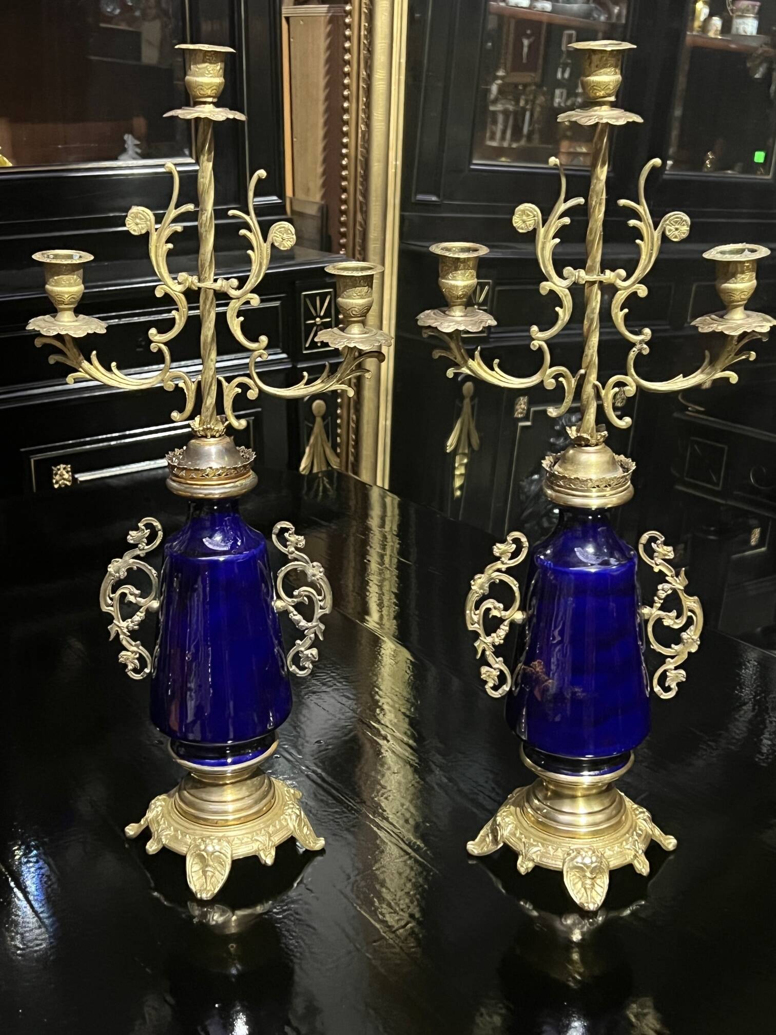Pair of candlesticks. Bronze, brass, porcelain.