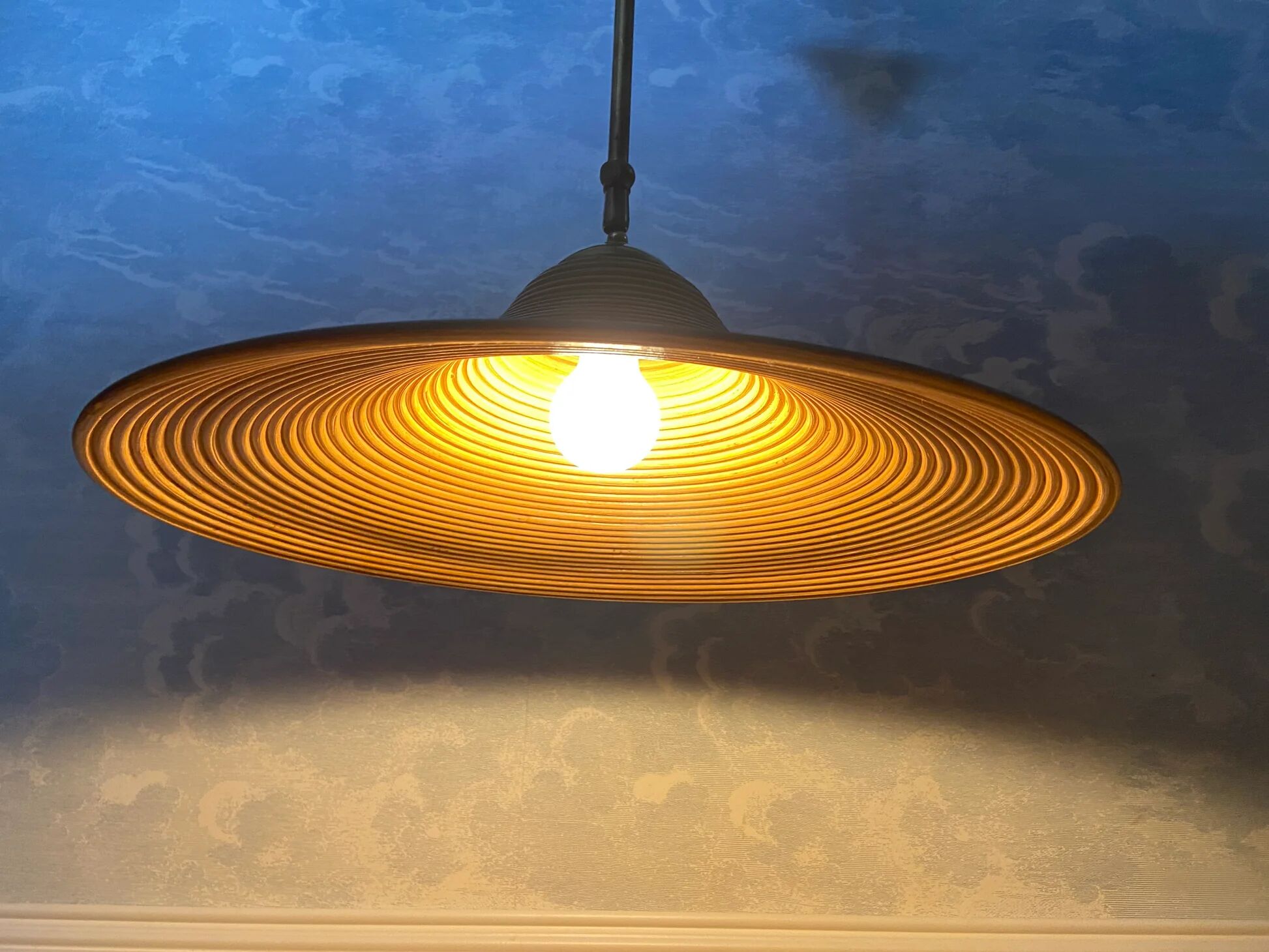 Suspension in reed pencil with extendable brass stem, Italy, mid-century modernism.