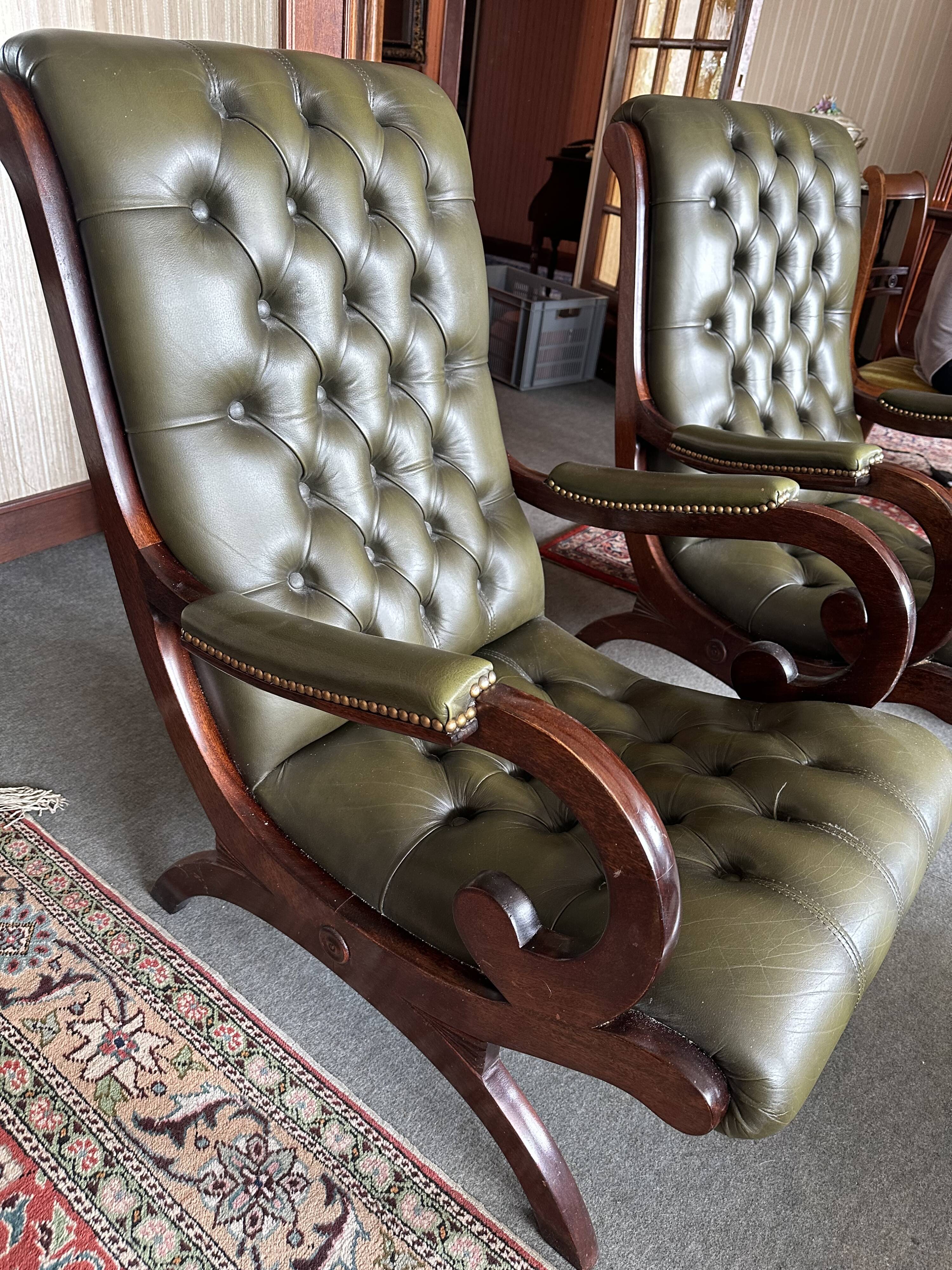 Fauteuil et repose pied - style chesterfield