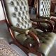 Fauteuil et repose pied - style chesterfield