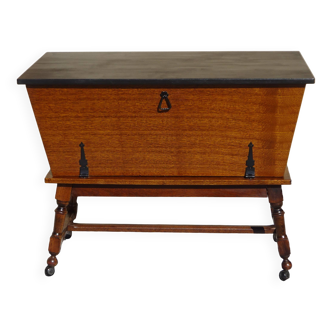 Meuble forme de pétrin sur roulettes