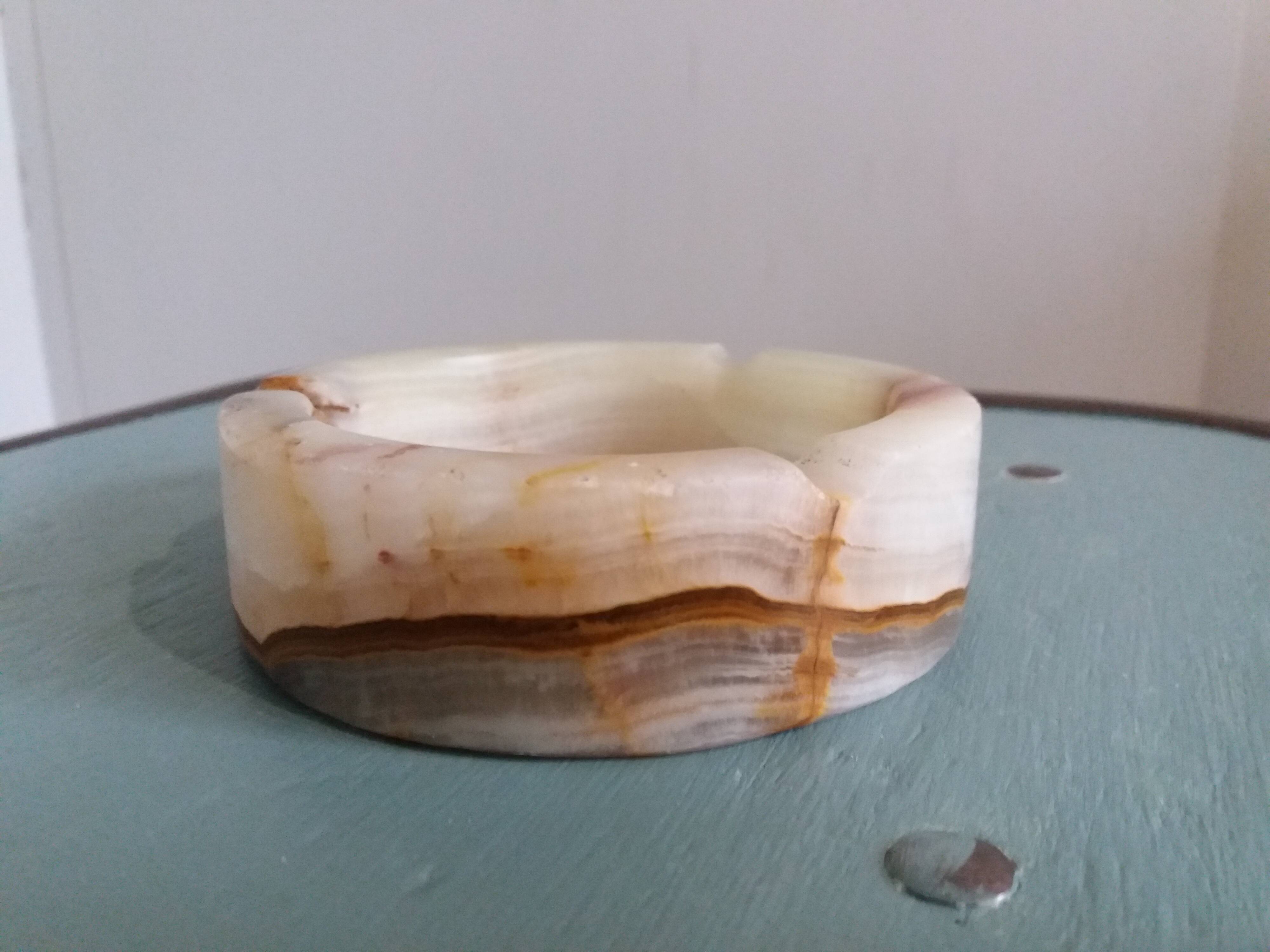 Cendrier rond en albâtre