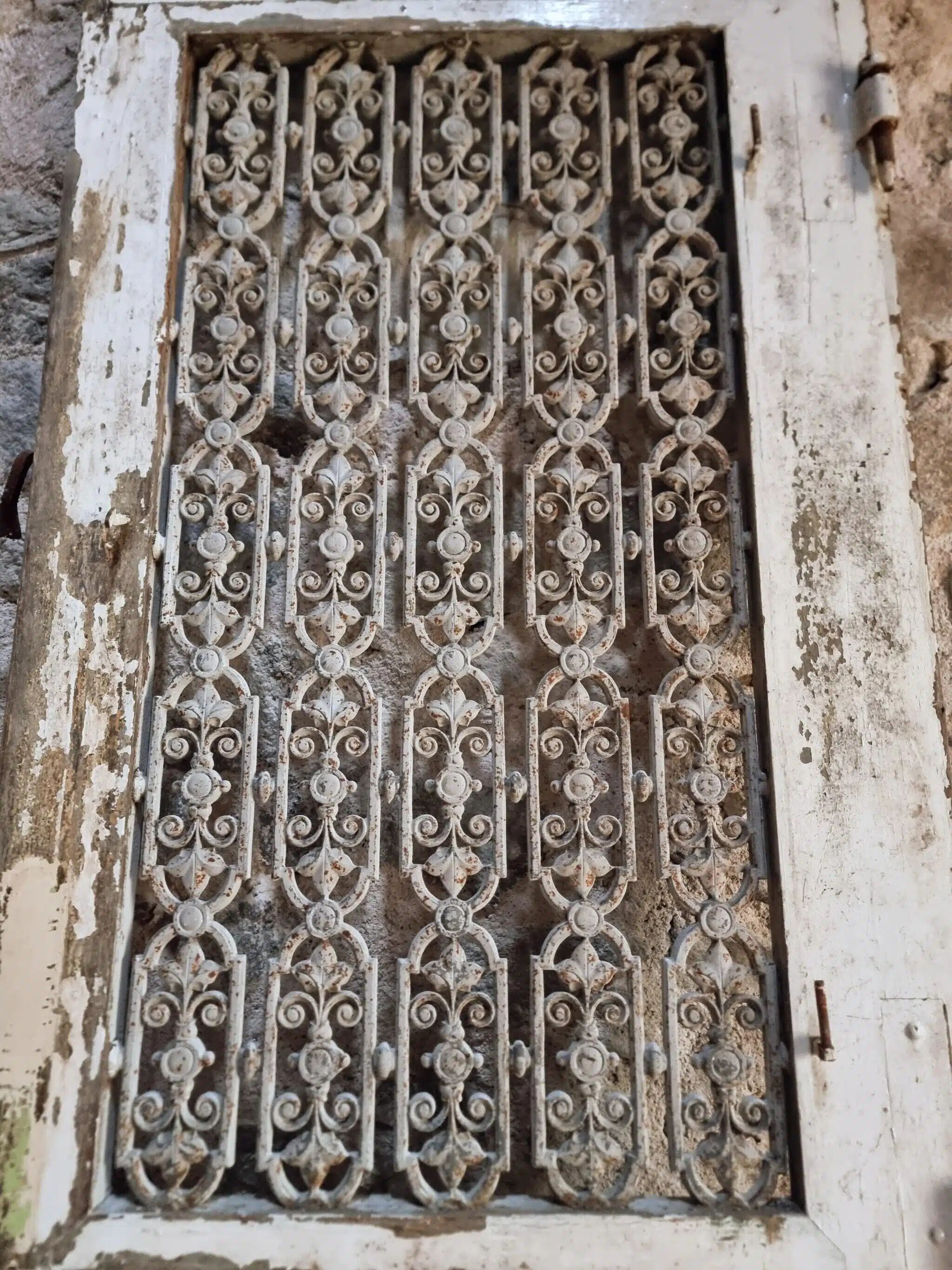 Porte d'entrée ancienne en chêne avec grille en fonte, récupération architecturale française