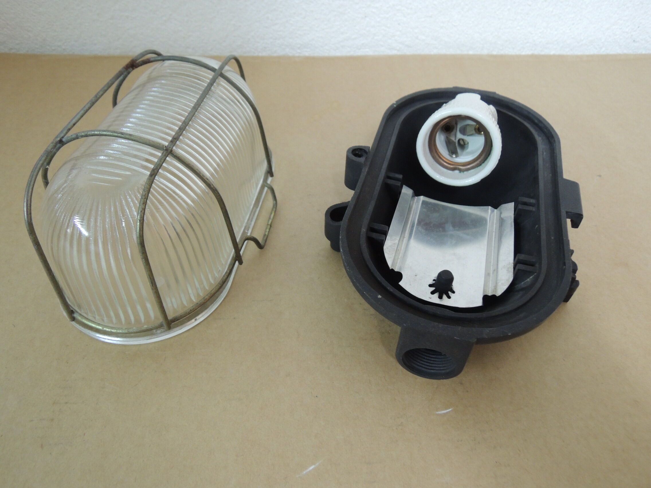 Porthole wall lamp