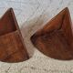 Paire de petites étagères d'angle en bois, circa 1950