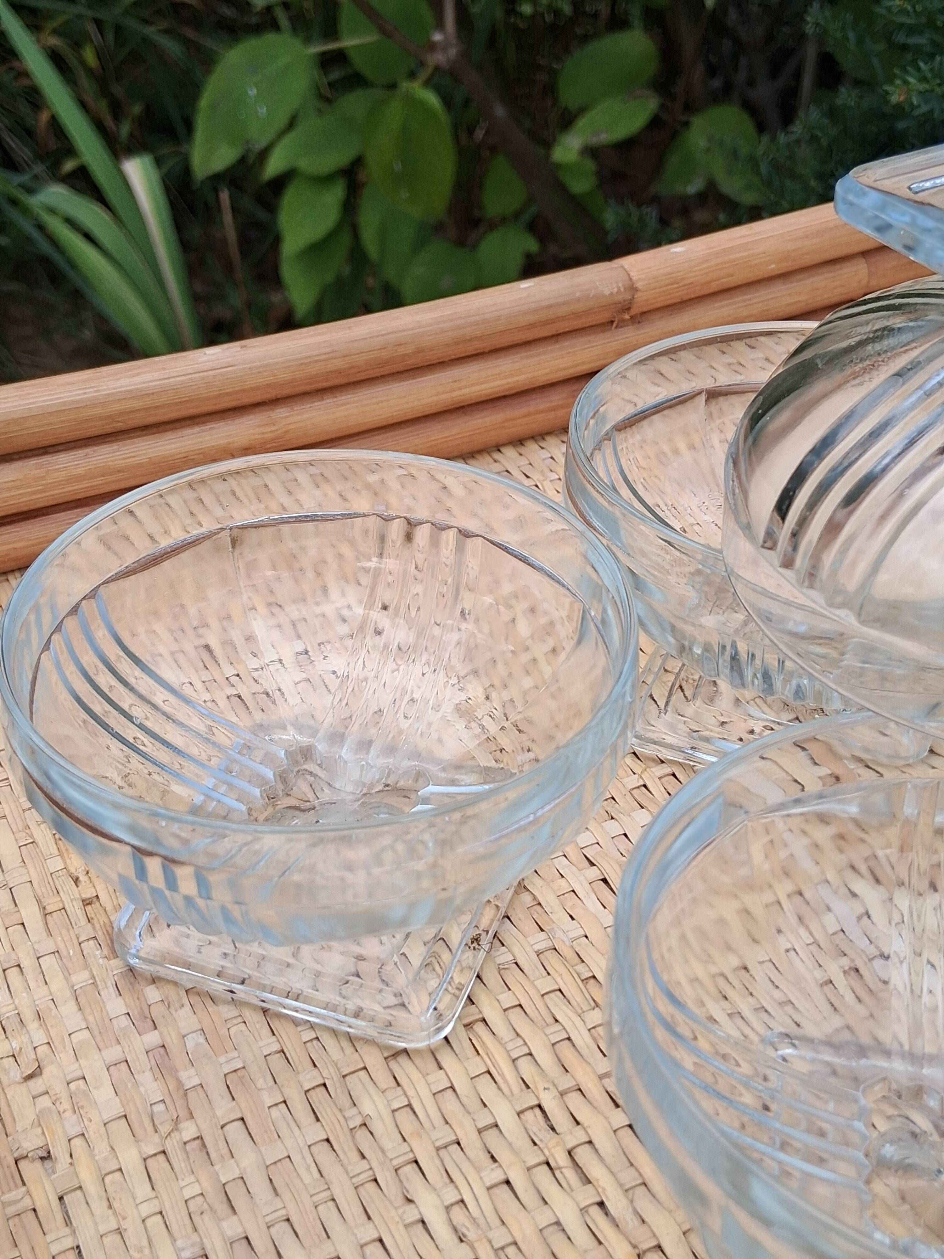 Set of 6 glass ice cream bowls or similar in Art Deco style in very good condition.