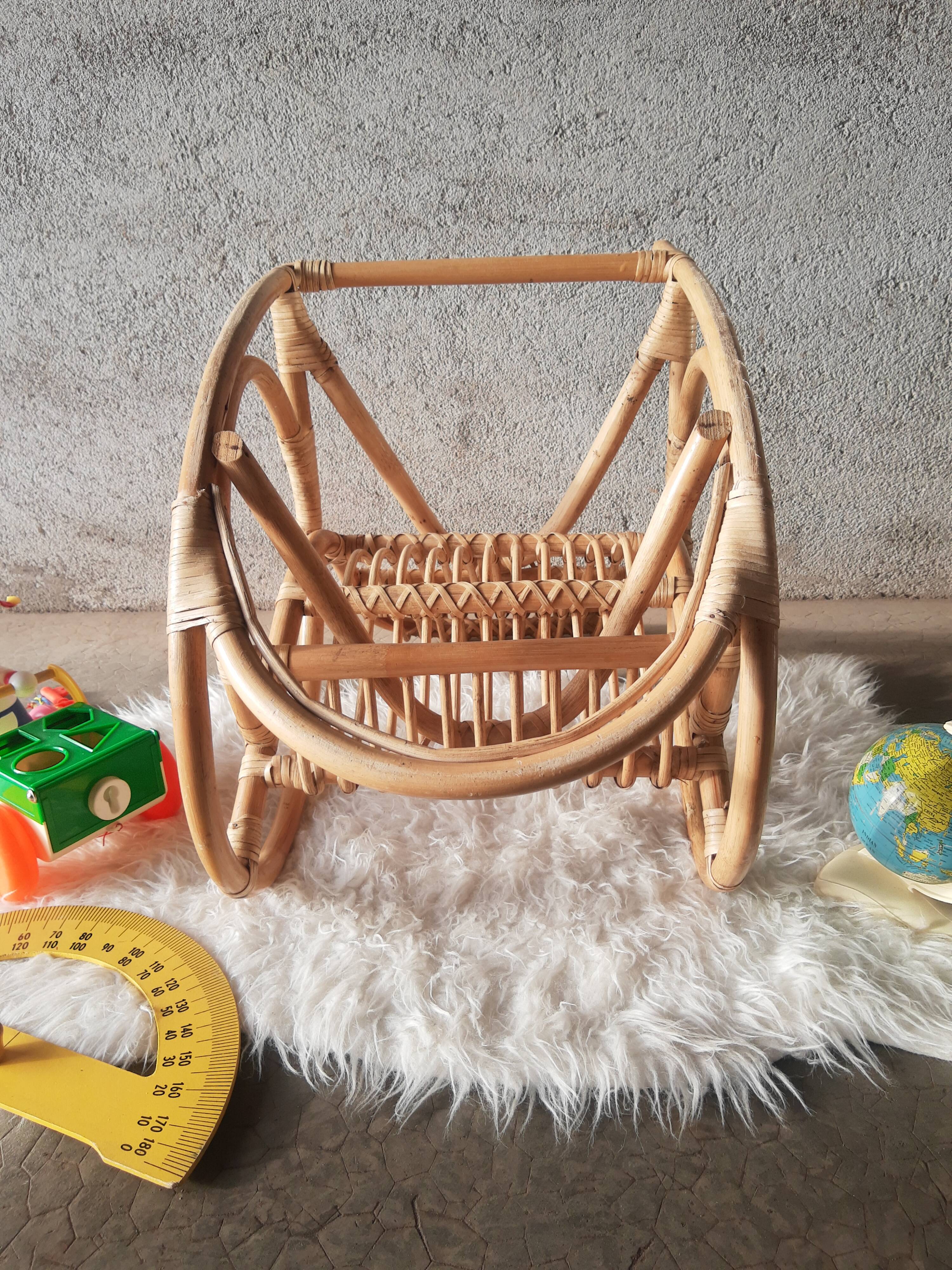 Rocking chair enfant en rotin vintage