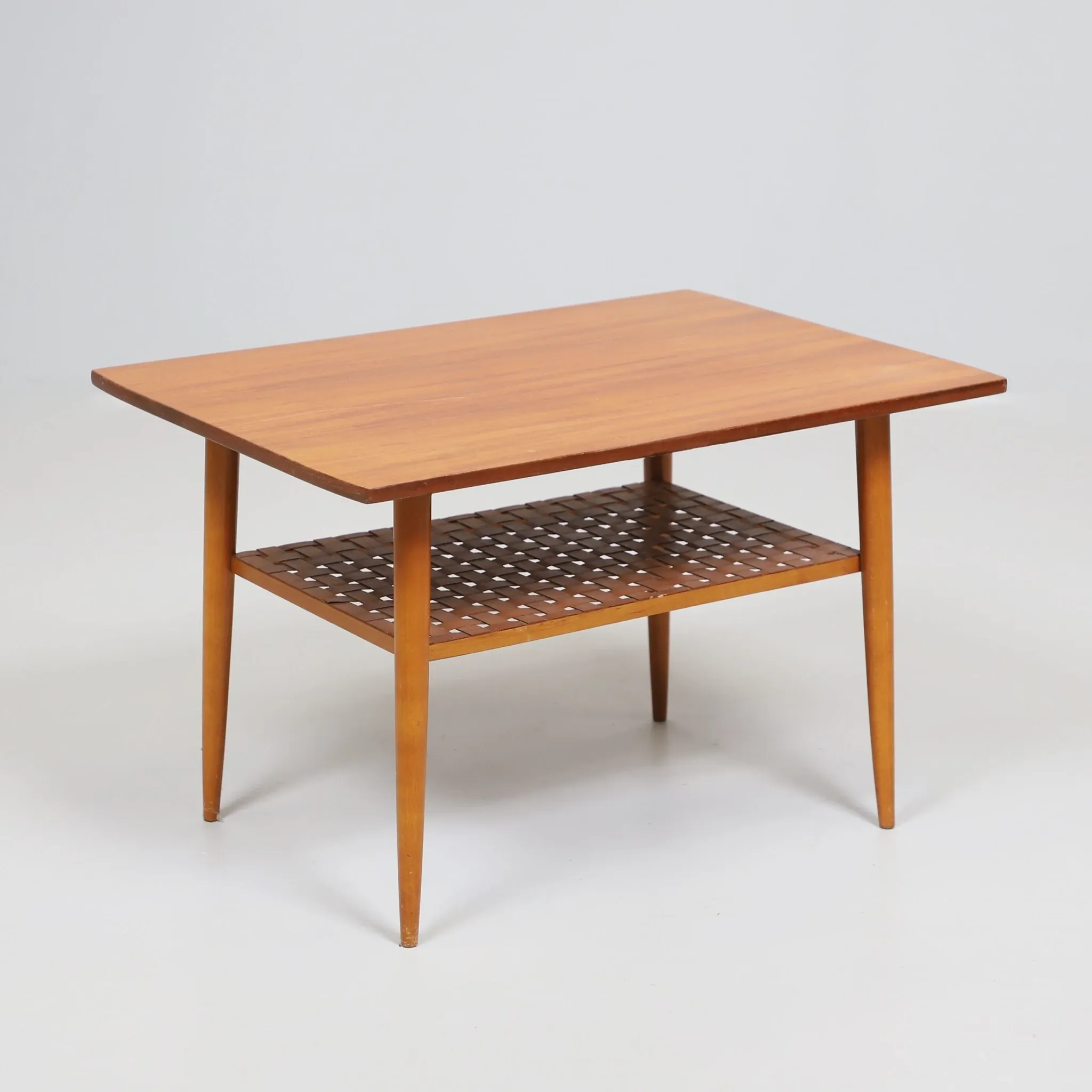 Table basse vintage scandinave en teck avec étagère tressée - années 60