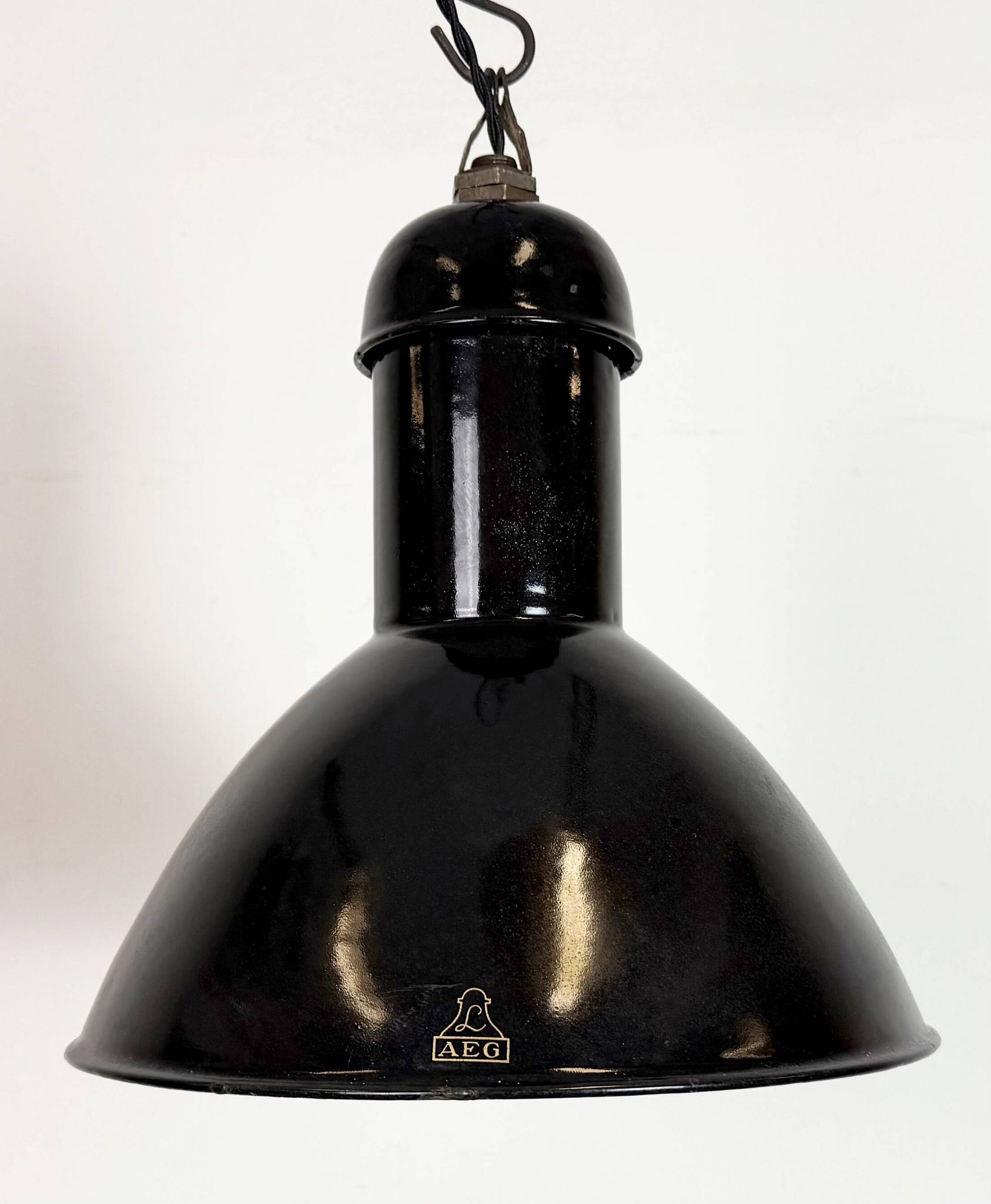 Lampe suspendue industrielle en émail noir de AEG, années 1930