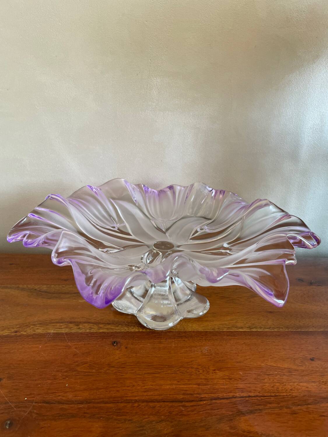 Fruit bowl on stand