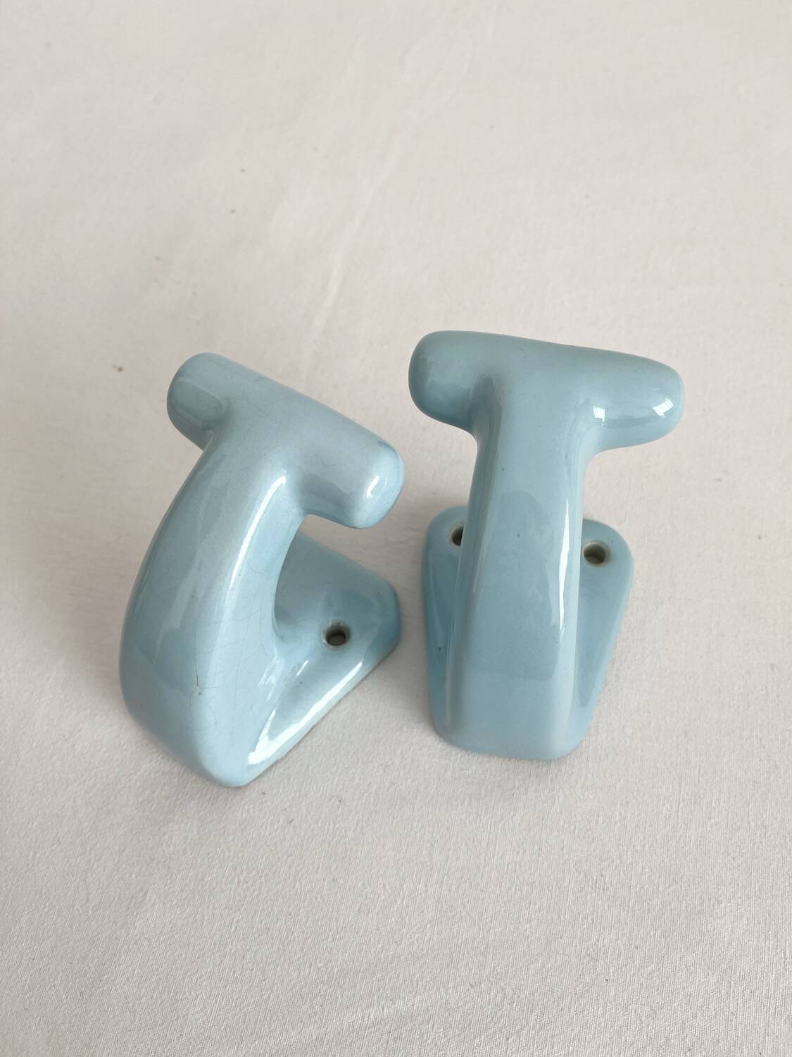 2 patères de salle de bain vintage en céramique bleue