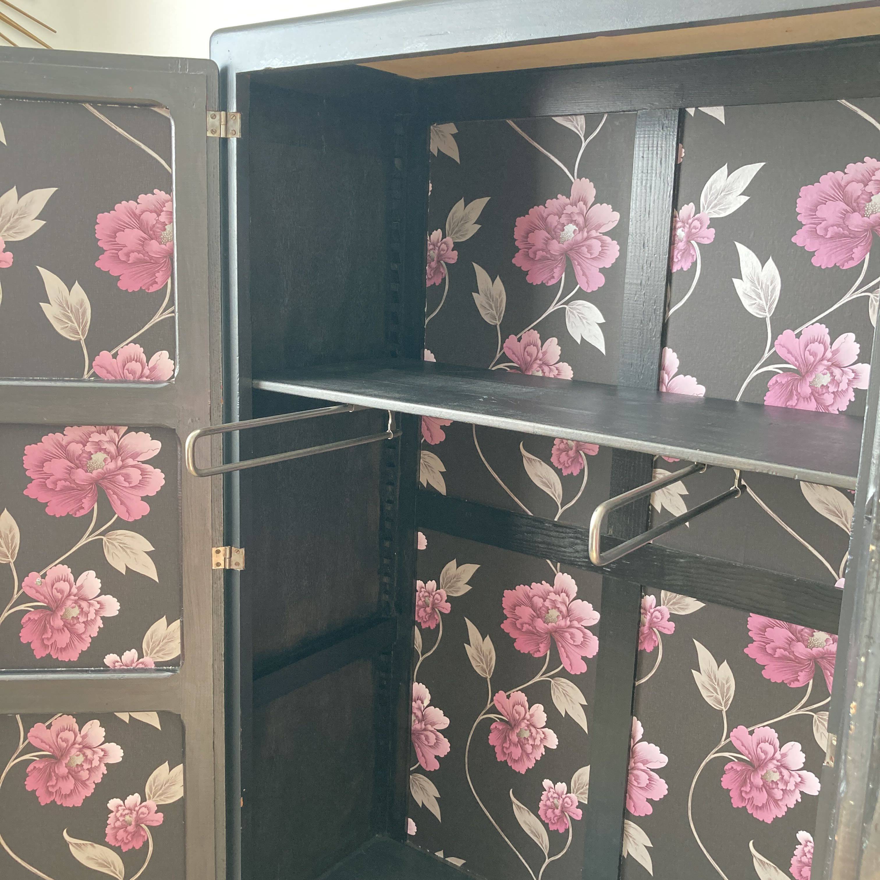 Armoire asymétrique peinte en noir