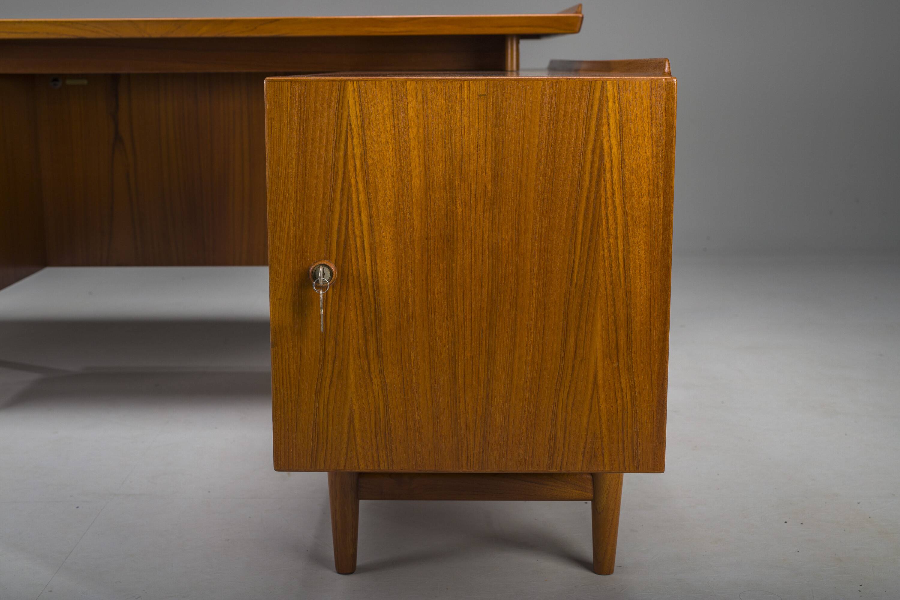 Executive Desk Model 209 in Teak by Arne Vodder for Sibast, 1955