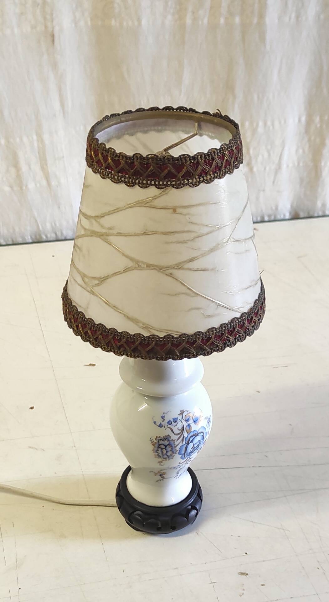 Table lamp in porcelain with floral decoration - mid 20th century.