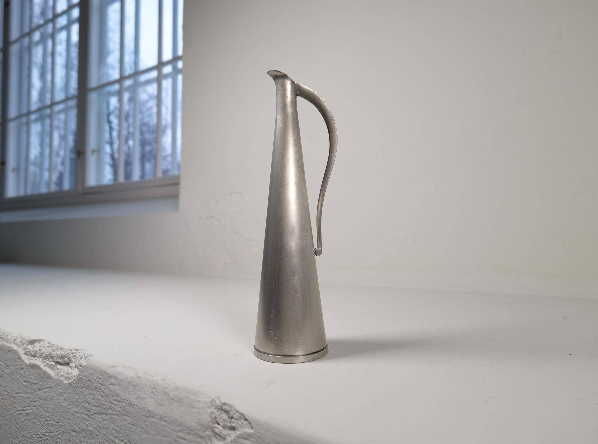 Sculptural Art Deco wine pitcher "Jomfruen" in pewter by Gunnar Havstad 1930s