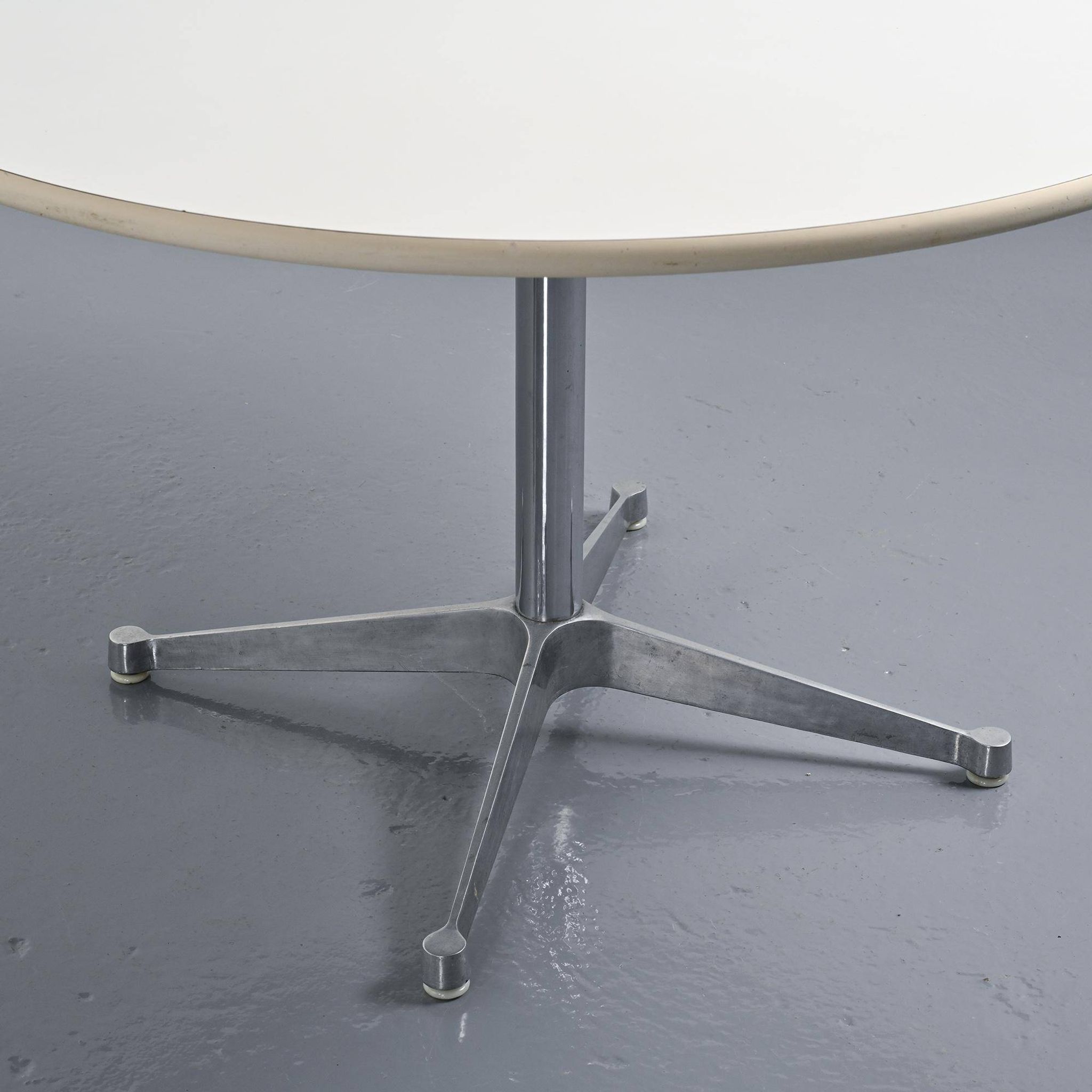 Table ronde par Charles et Ray Eames pour Herman Miller, circa 1970