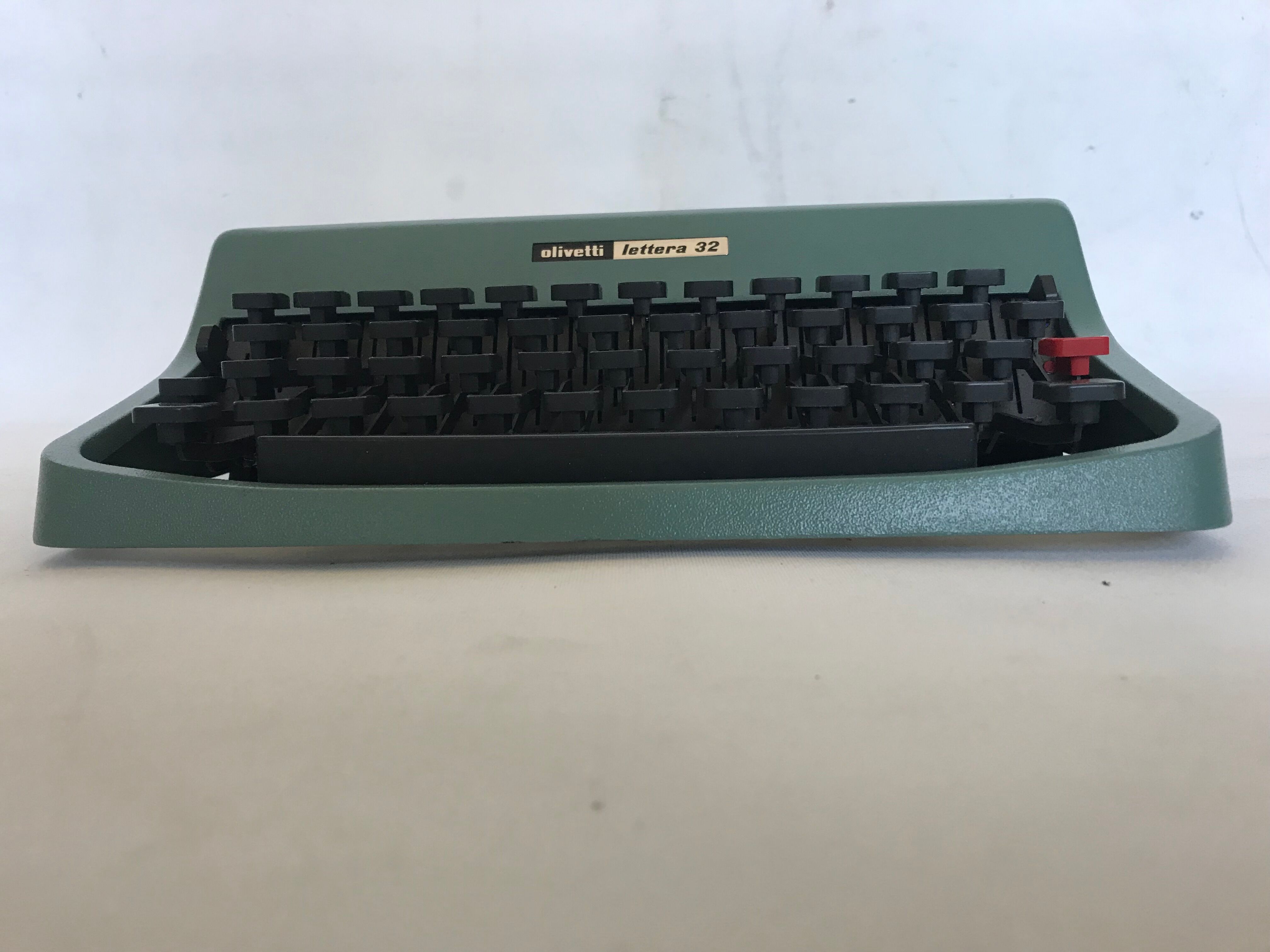 Typewriter, Olivetti Lettera 32