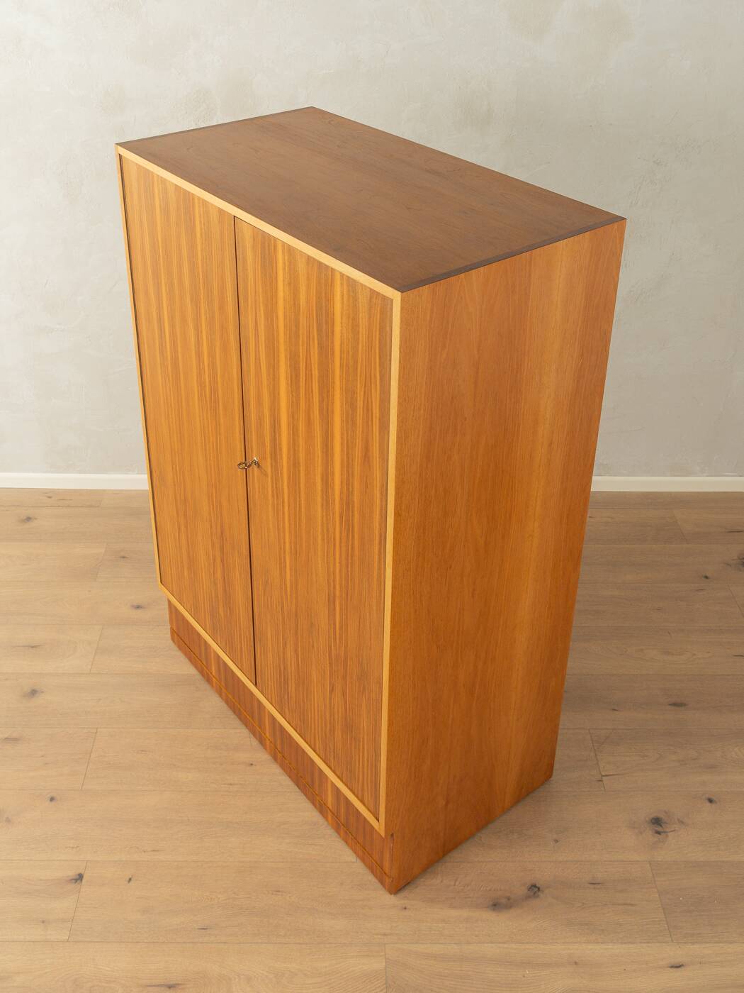 Armoire des années 1950, partiellement massive, de style scandinave, en placage noyer.